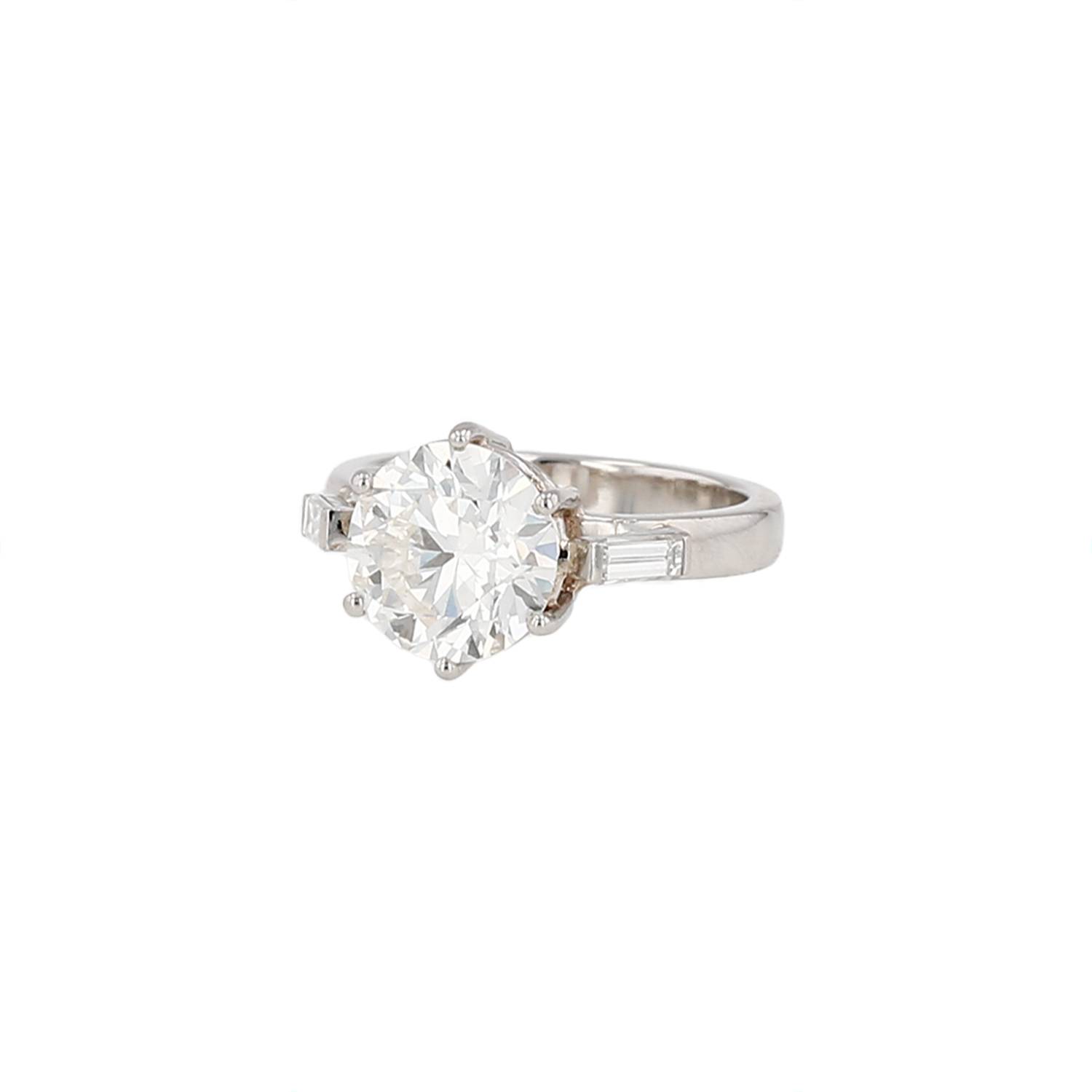 Vintage Platinum Ring with 3,20 Carat Diamonds - Pre-owned Vintage Platinum Ring with 3,20 Carat Diamonds - Pre-owned