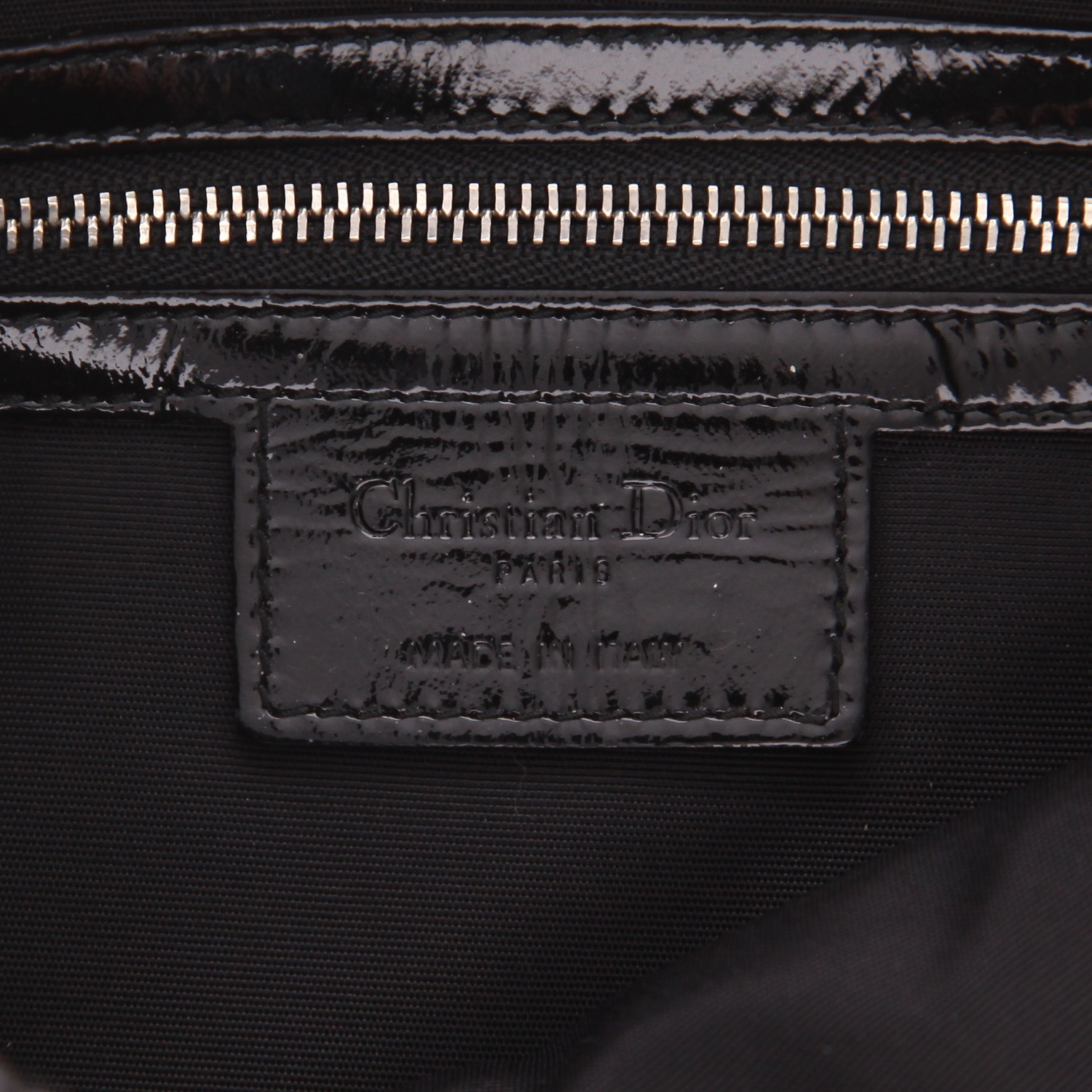Bolsito de mano Dior   en charol negro - Detail D2