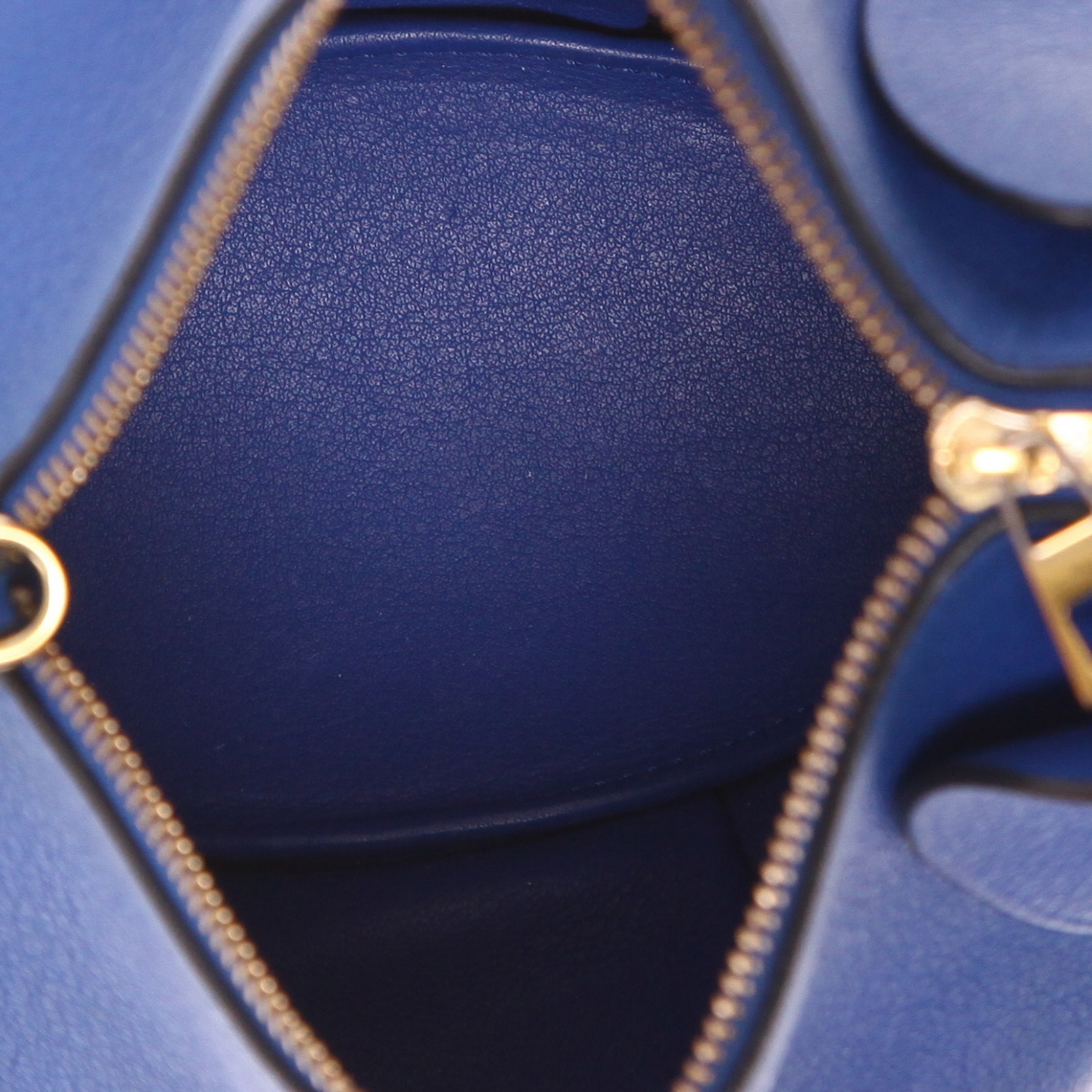 Bolso bandolera Loewe  Elephant Pocket en cuero azul - Detail D3