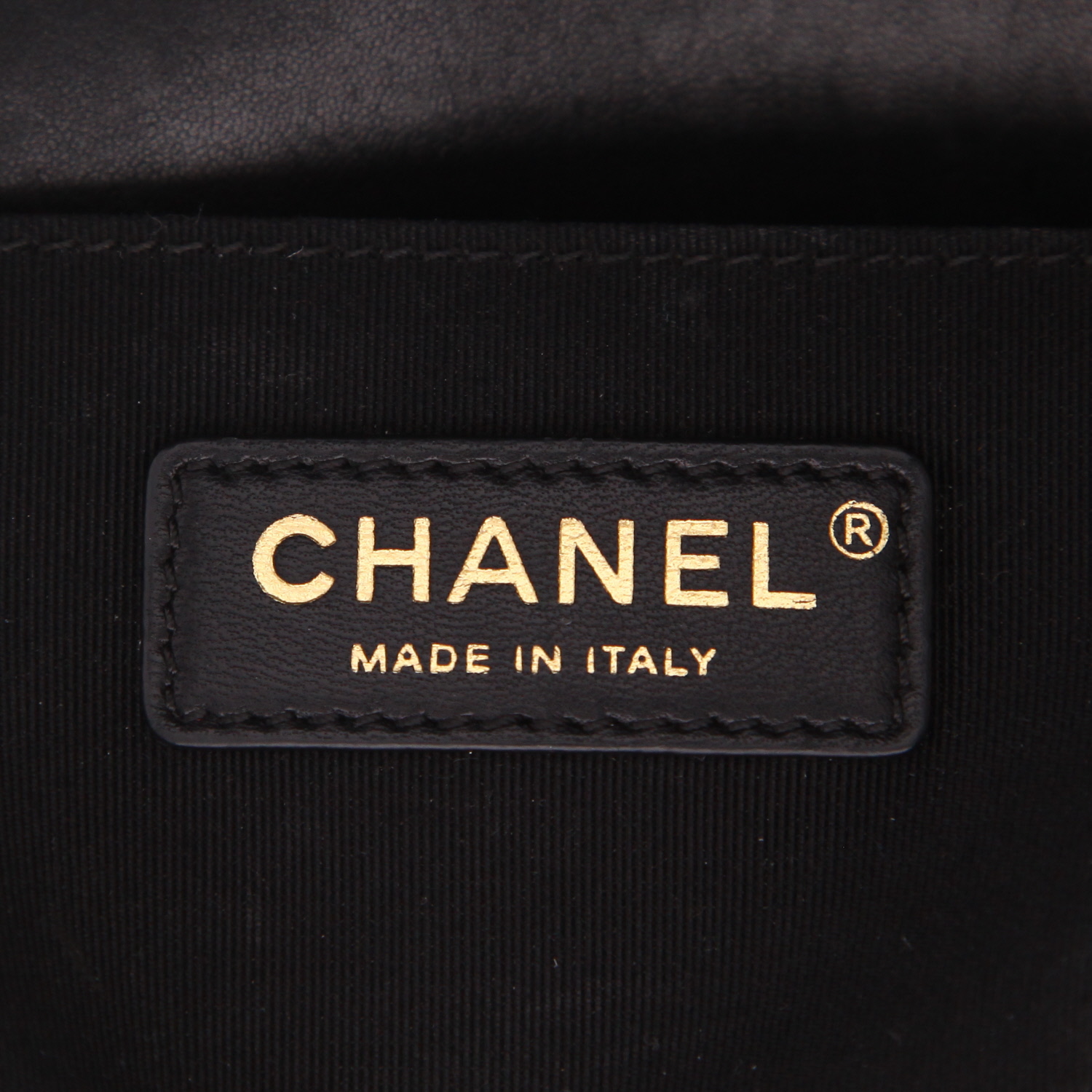 Bolso bandolera Chanel  Boy en cuero acolchado negro - Detail D2