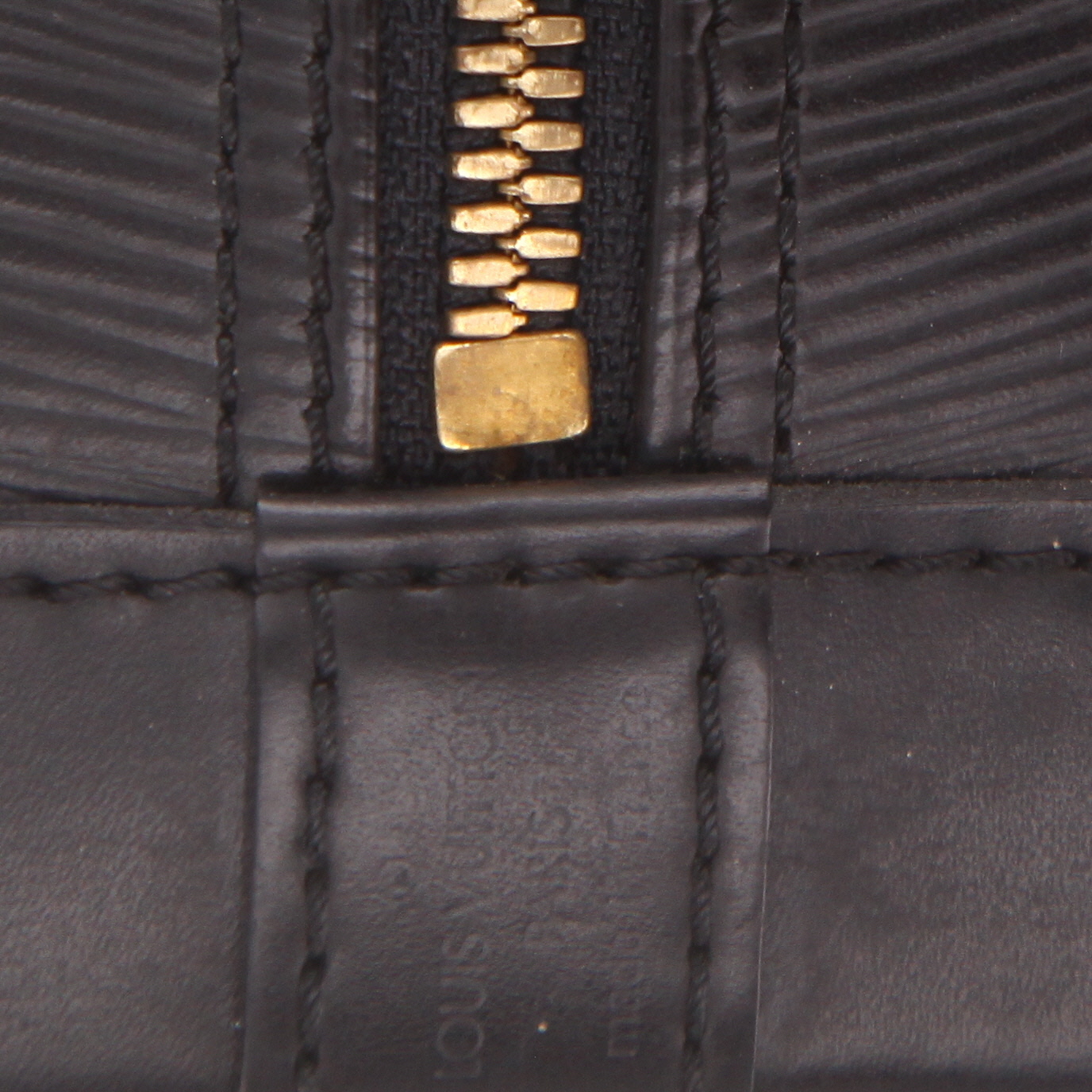 Sac à main Louis Vuitton  Alma en cuir épi noir - Detail D2