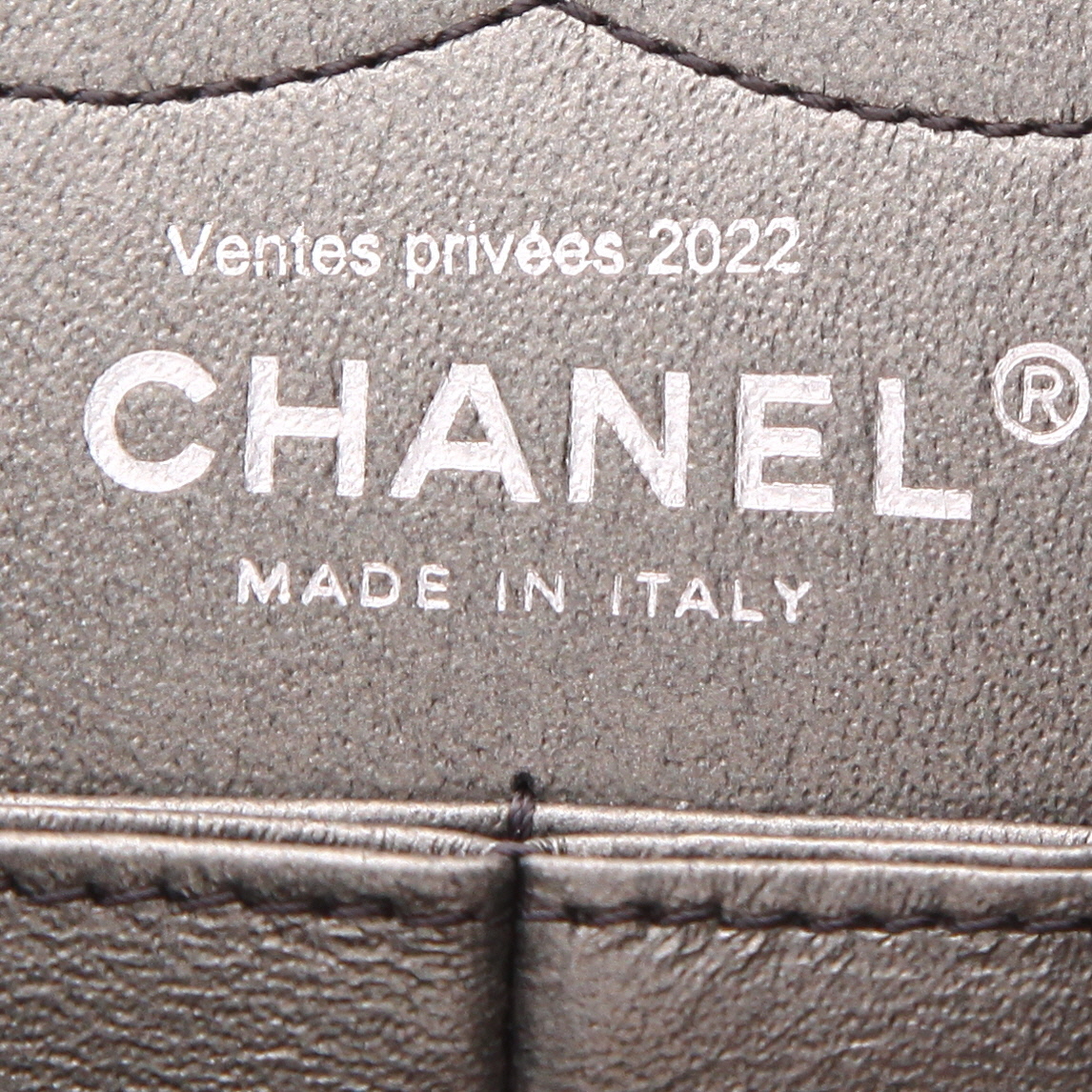 Borsa a tracolla Chanel  2.55 in tela trapuntata grigia - Detail D2