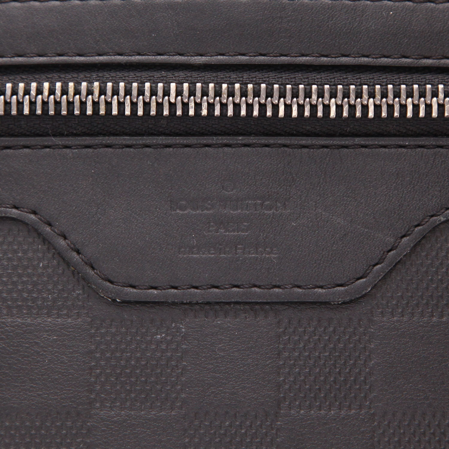 Bolso bandolera Louis Vuitton  Messenger en piel en damero grabada negro y cuero negro - Detail D2