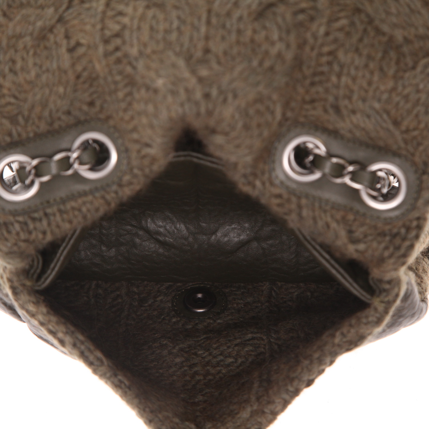 Chanel   handbag  in khaki leather  and khaki woollen fabric - Detail D3