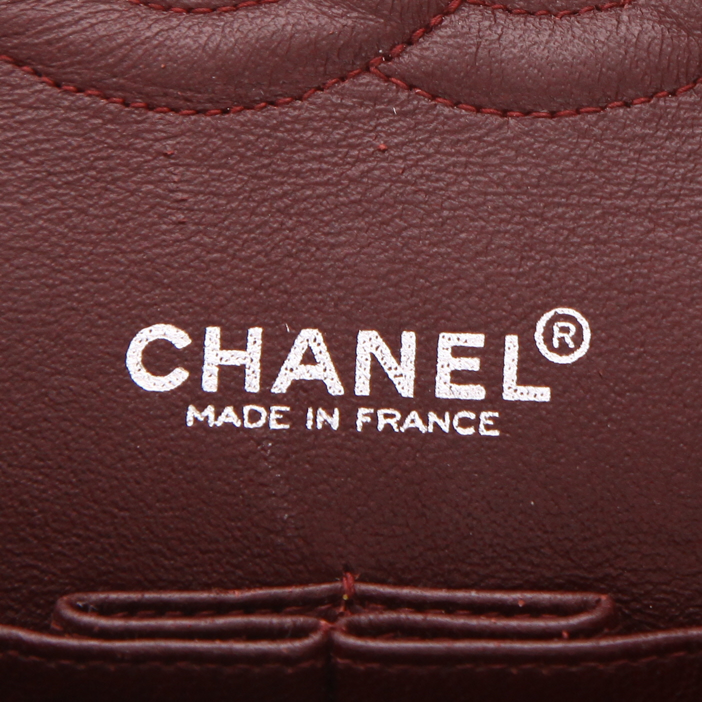 Bolso de mano Chanel  Timeless Classic en cuero acolchado negro - Detail D2