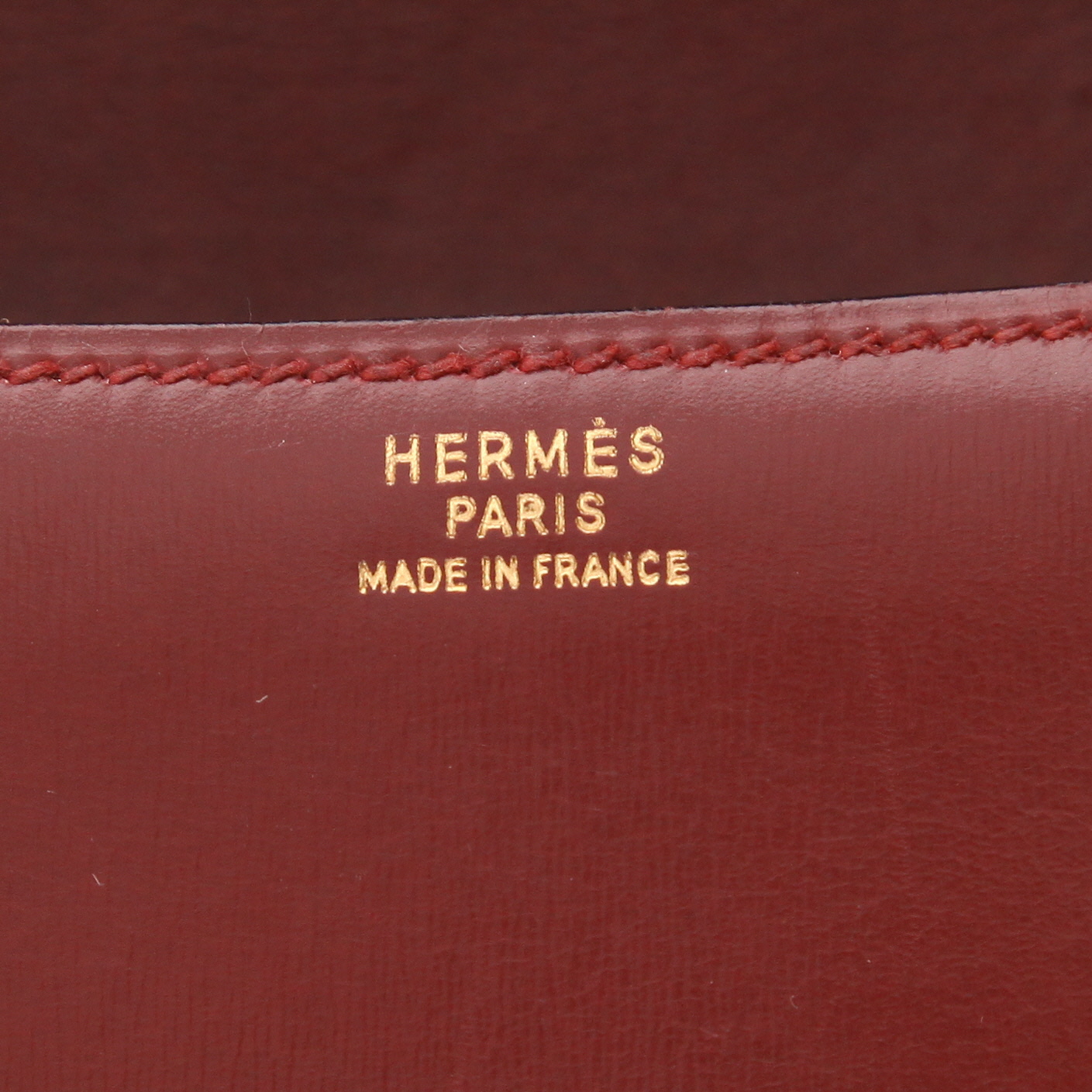 Bolso de mano Hermès  Constance en cuero box color burdeos - Detail D2