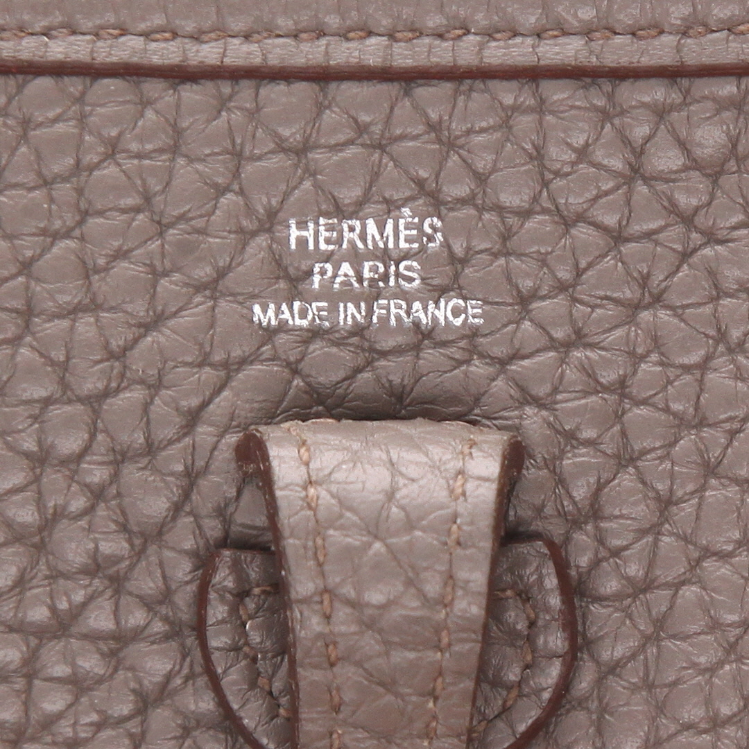 Hermès  Mini Evelyne shoulder bag  in grey leather taurillon clémence - Detail D2