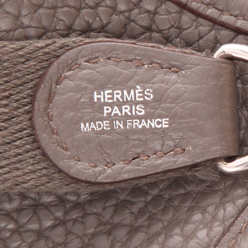 Sac bandoulière Hermès  Mini Evelyne en cuir taurillon clémence gris - Detail D4
