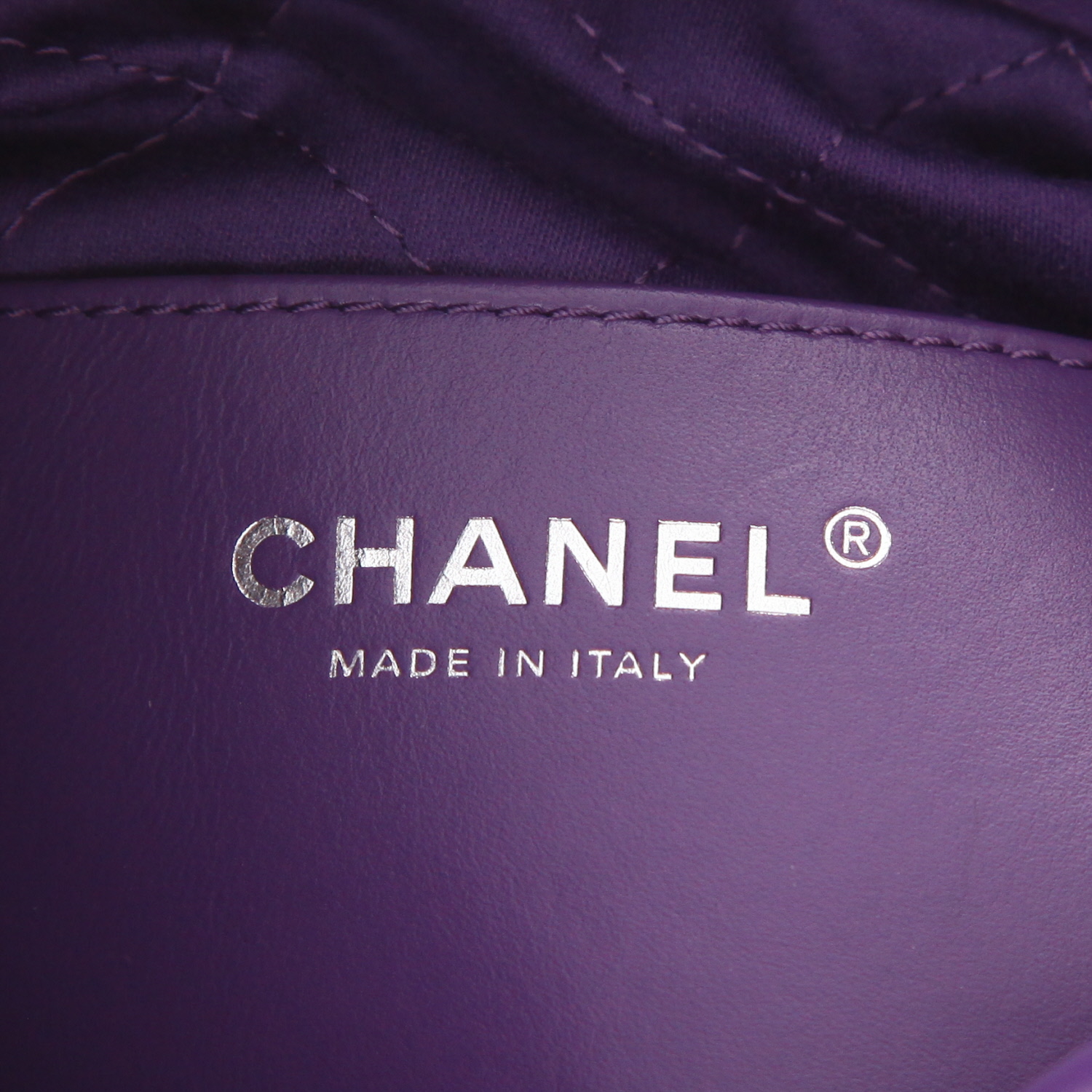 Sac bandoulière Chanel  22 en cuir violet - Detail D2