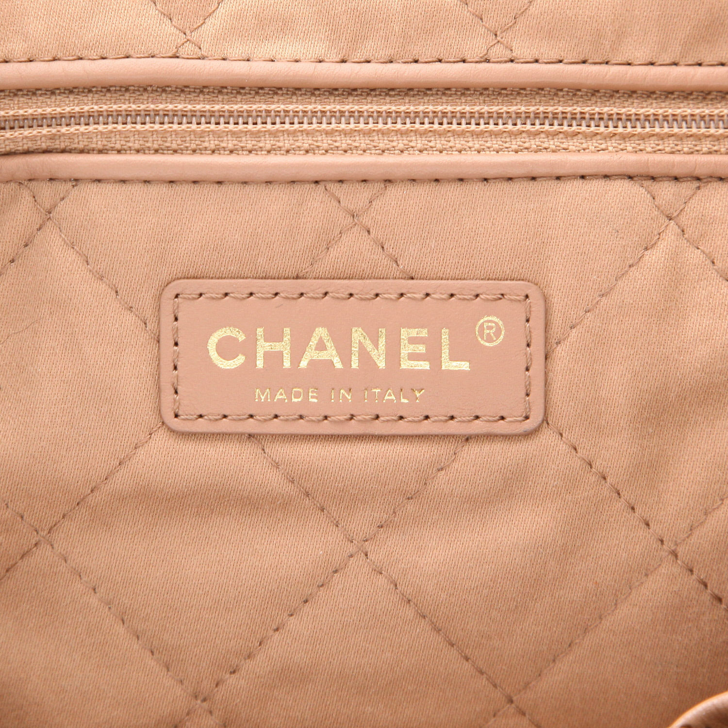 Sac à main Chanel  22 moyen modèle  en cuir matelassé marron - Detail D2