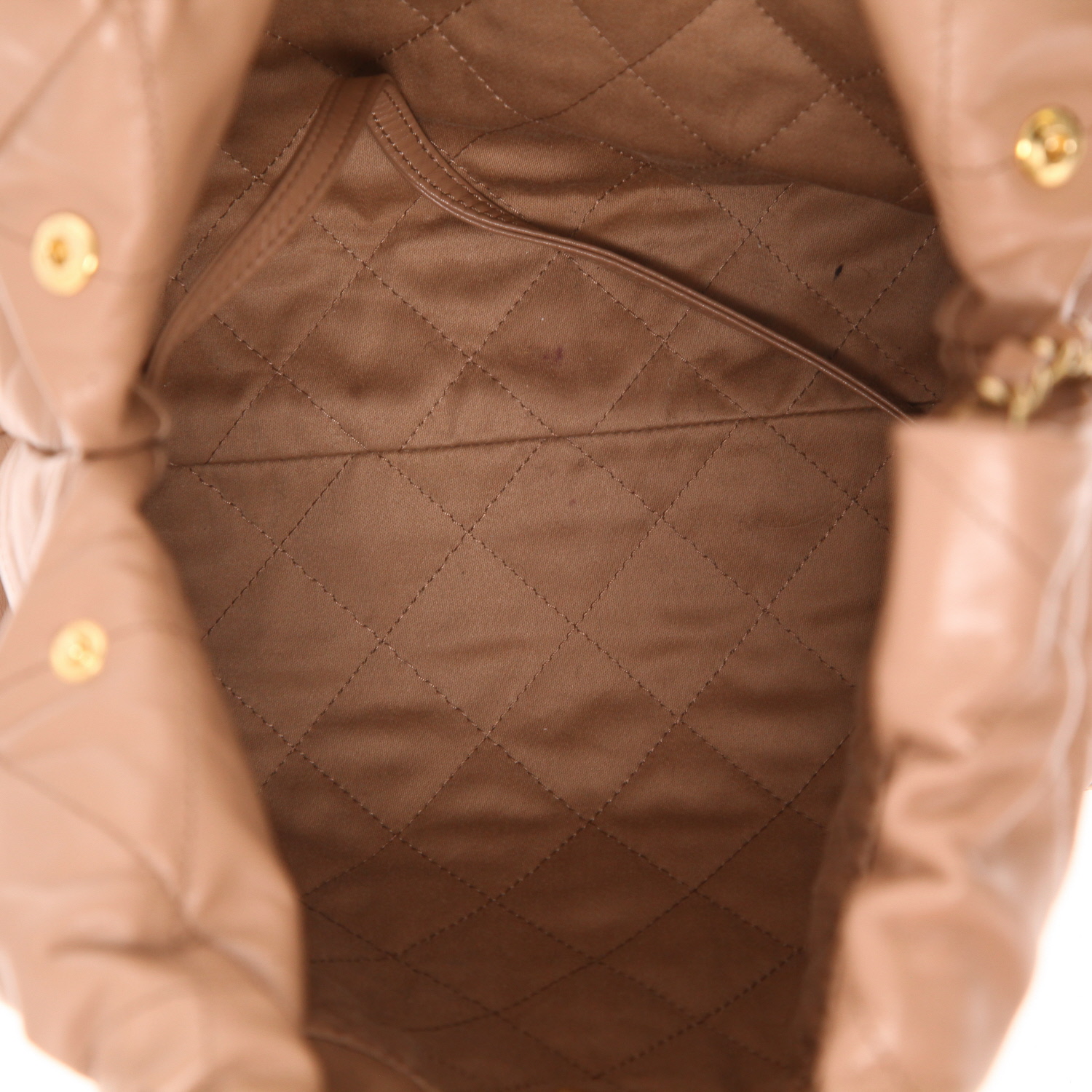 Bolso de mano Chanel  22 modelo mediano  en cuero acolchado marrón - Detail D3