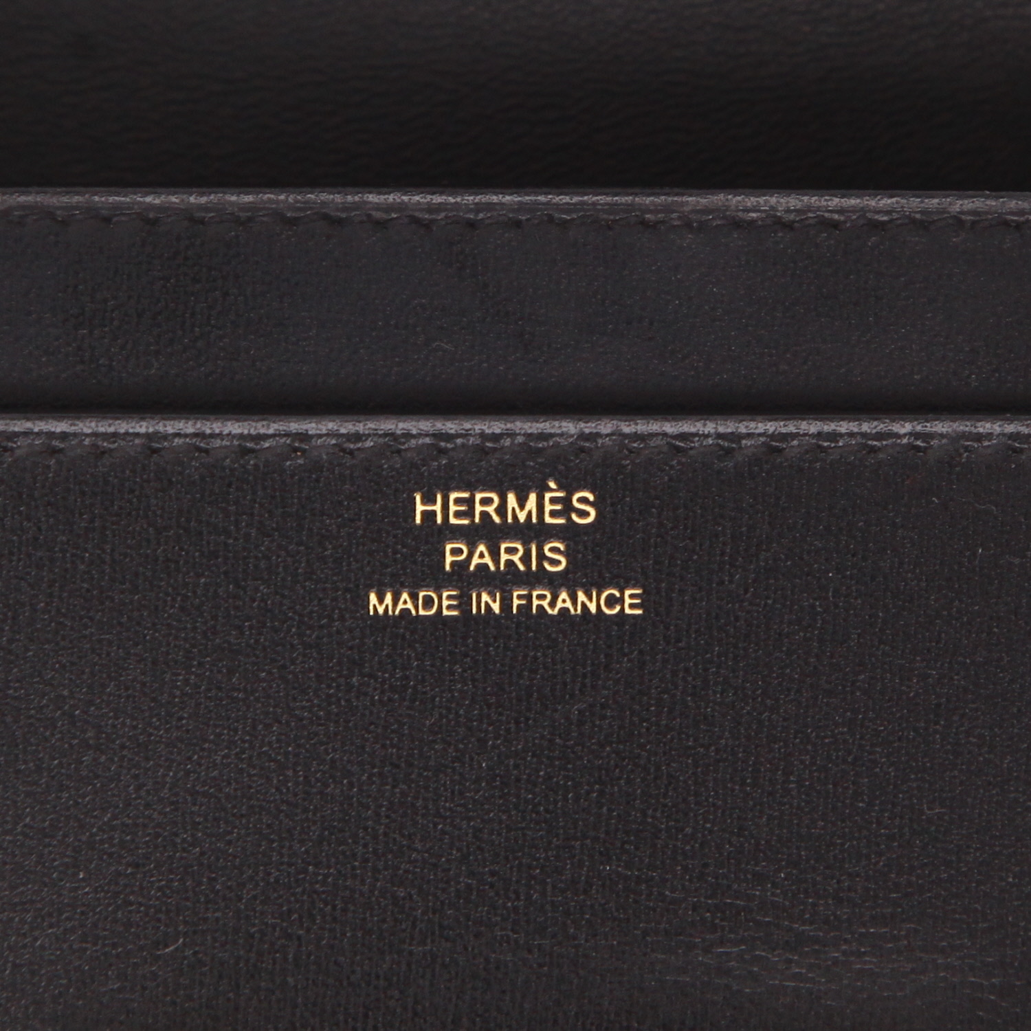 Bolso bandolera Hermès  Long To Go en cuero box negro - Detail D2