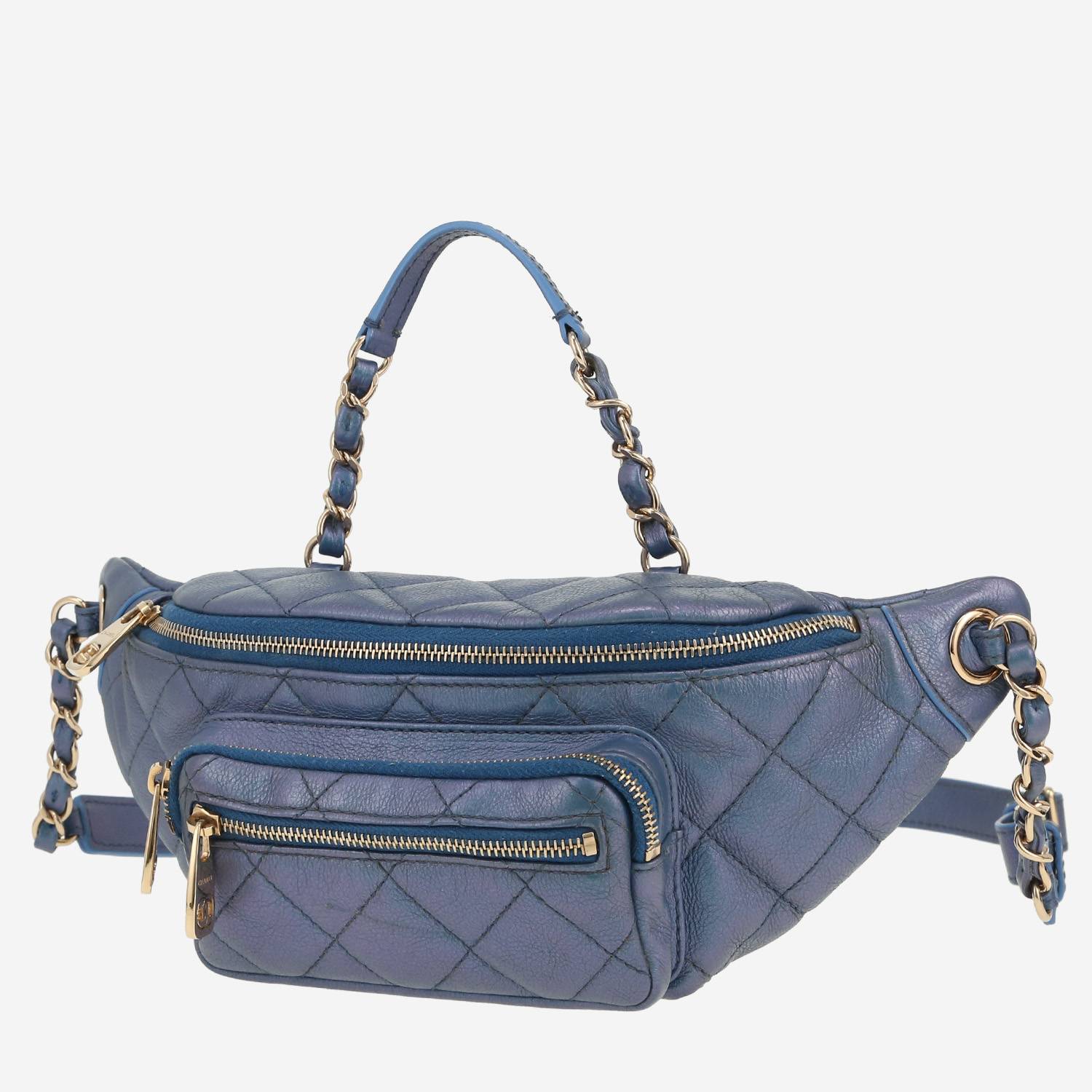 Bolsito-cinturón Chanel   en cuero irisado acolchado  azul