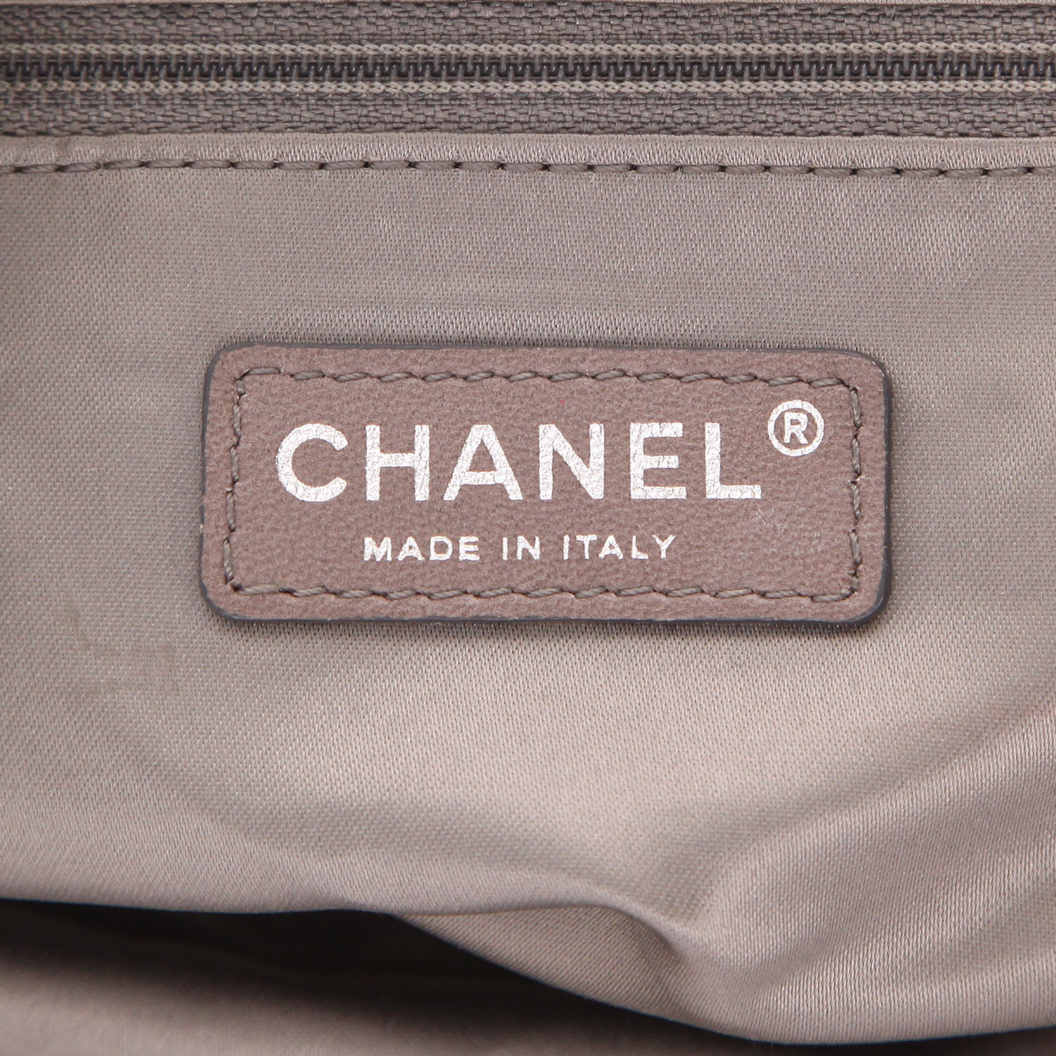 Bolso Cabás Chanel   en cuero granulado blanco - Detail D2