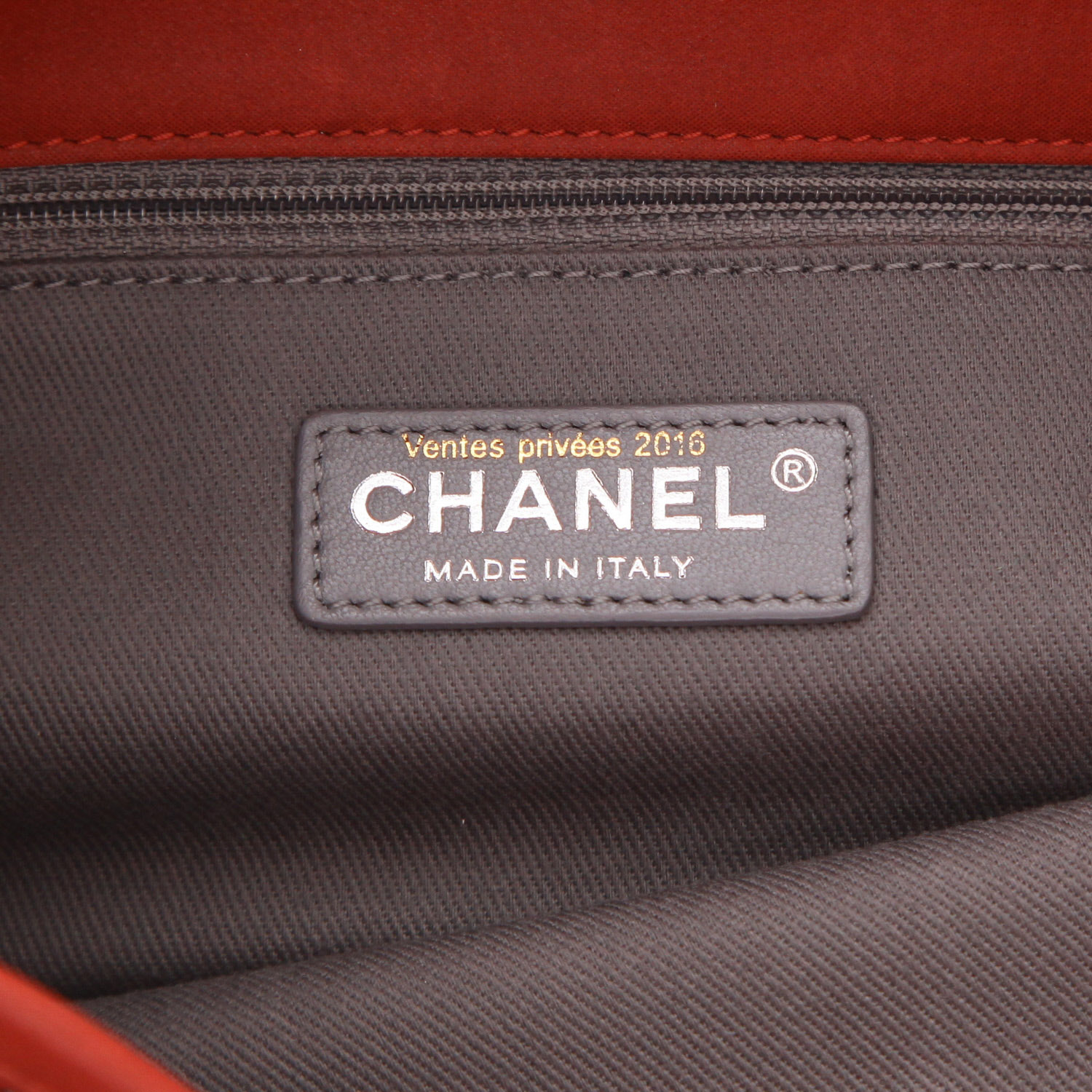 Bolso bandolera Chanel   en cuero acolchado rojo - Detail D2