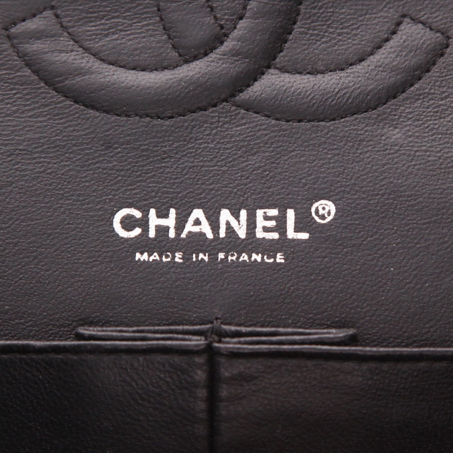 Bolso de mano Chanel  Timeless Classic en cuero granulado acolchado negro - Detail D2