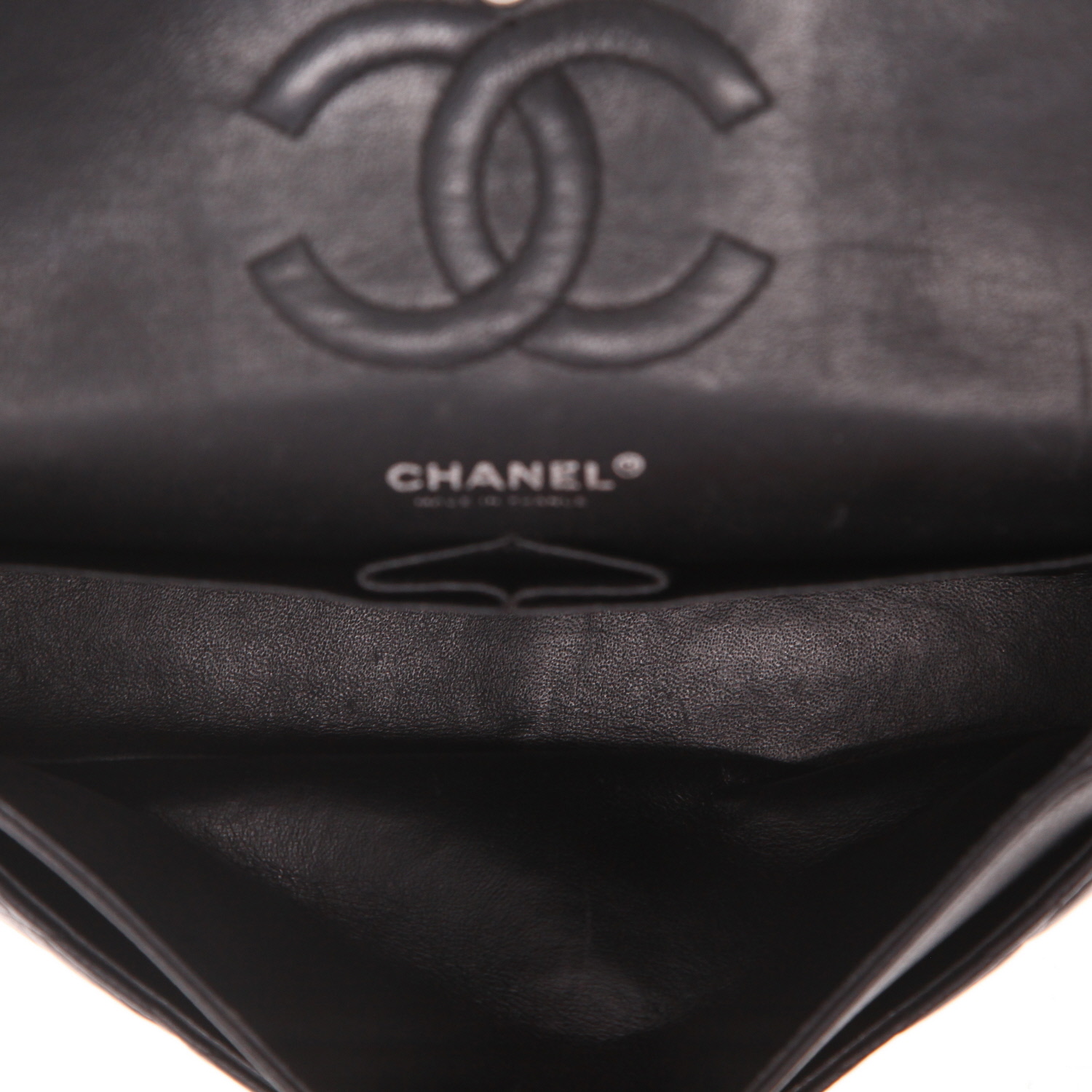 Bolso de mano Chanel  Timeless Classic en cuero granulado acolchado negro - Detail D3
