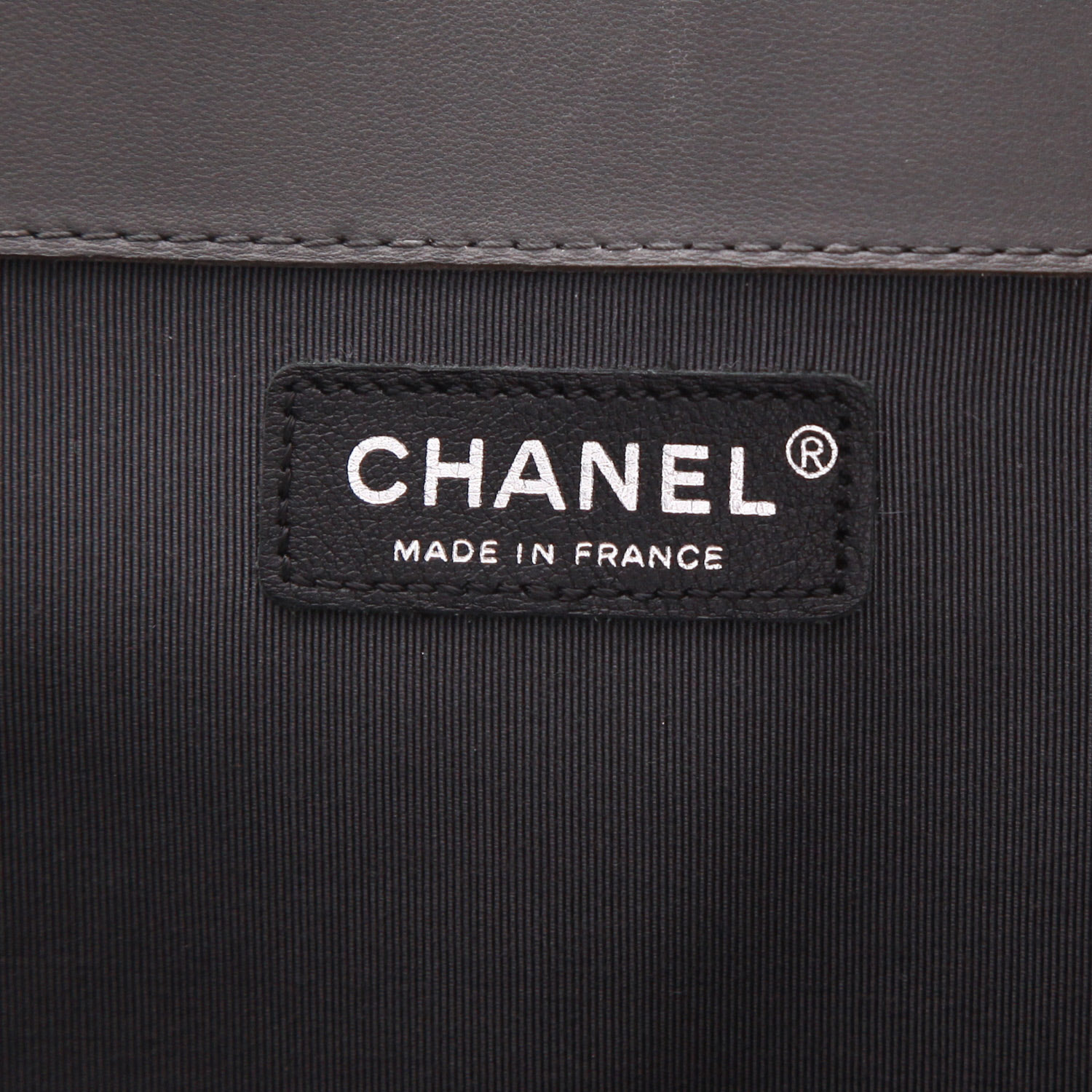 Sac à main Chanel   en cuir matelassé gris - Detail D2