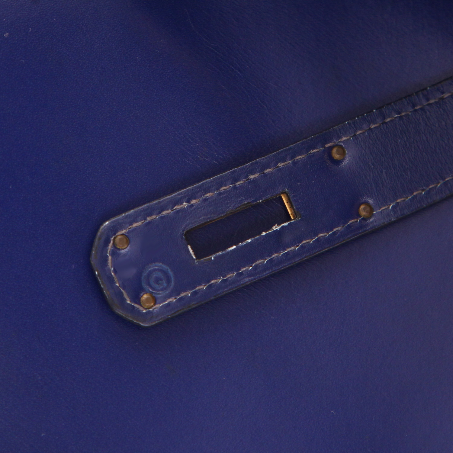 Bolso de mano Hermès  Kelly 28 cm en cuero box azul Zafiro - Detail D4