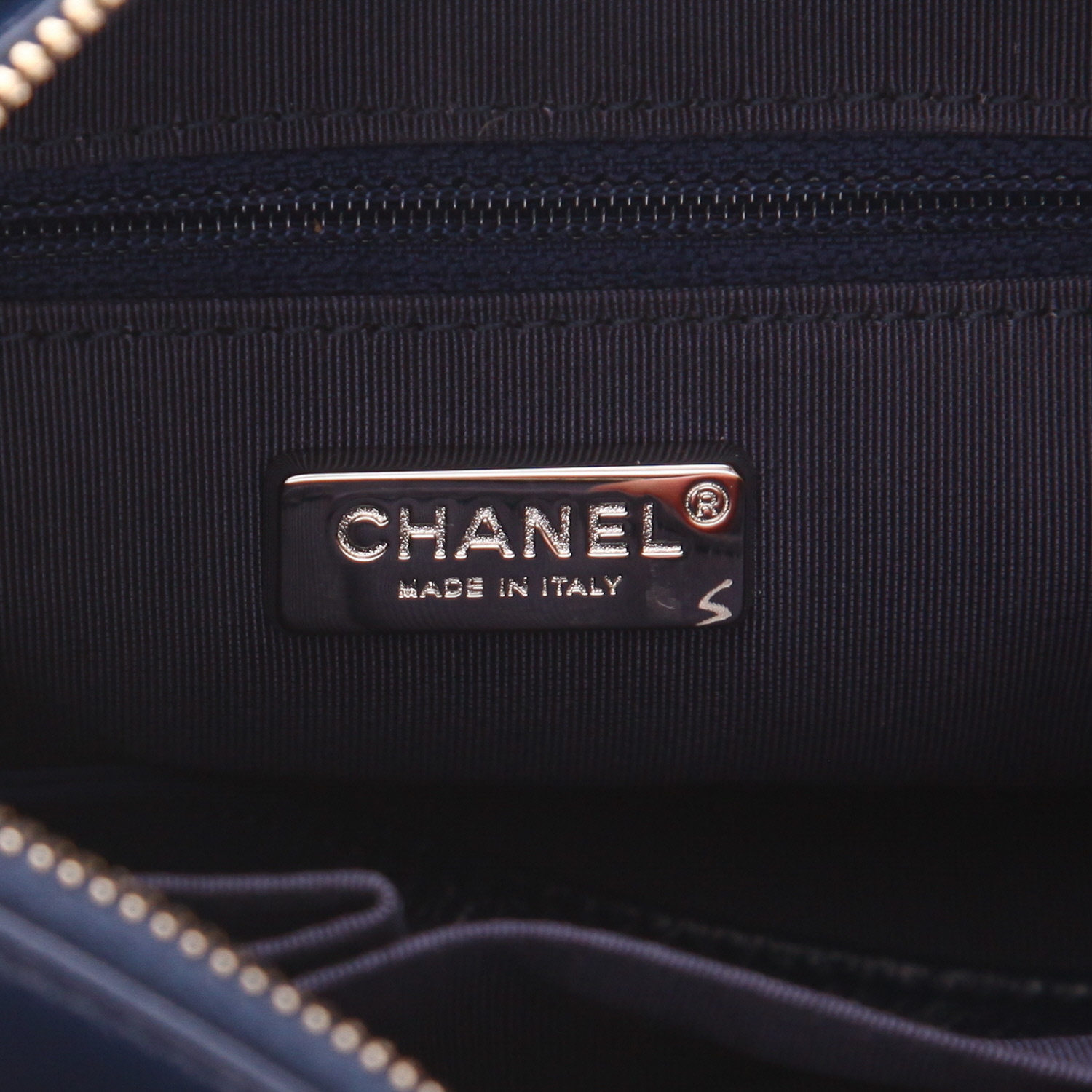 Borsa a tracolla Chanel  Gabrielle  modello piccolo  in paillettes blu marino e bianche e pelle blu marino - Detail D2