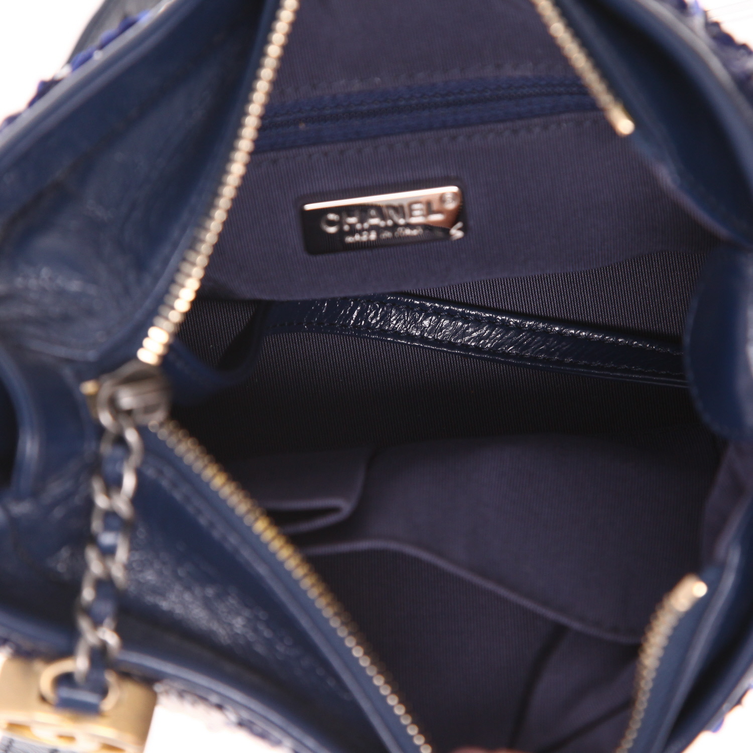 Bolso bandolera Chanel  Gabrielle  modelo pequeño  en lentejuelas azul marino y blancas y cuero azul marino - Detail D3