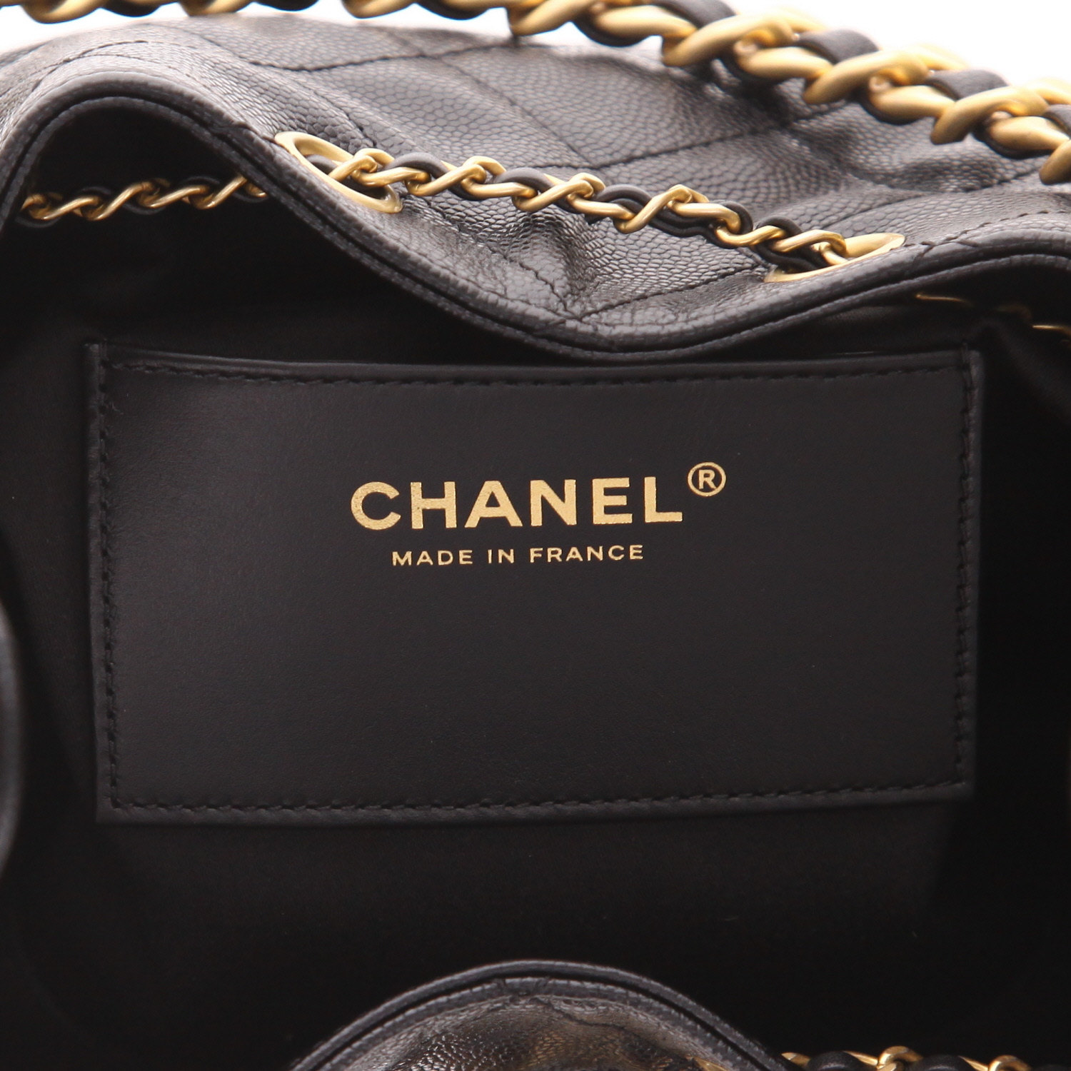 Chanel  25 handbag  in black quilted grained leather - Detail D2