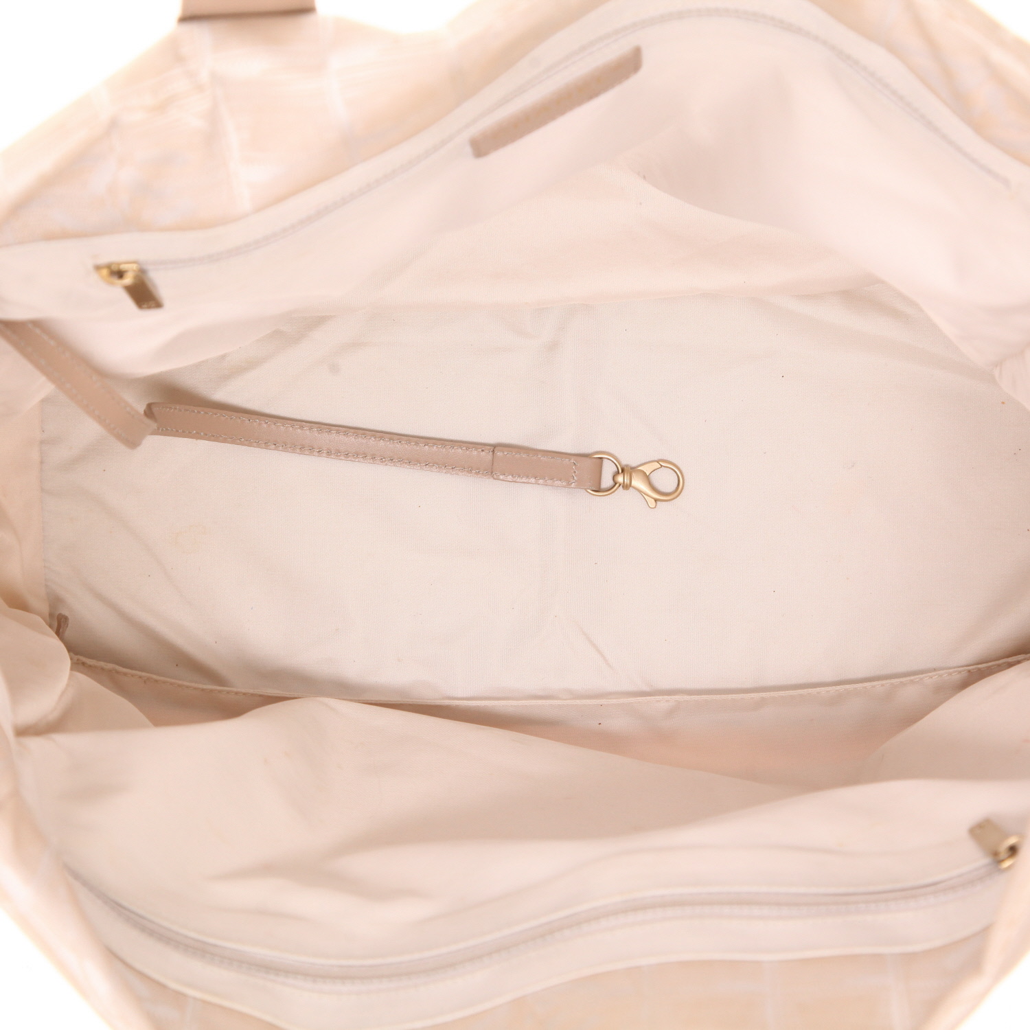Chanel   handbag  in beige canvas  and beige leather - Detail D3