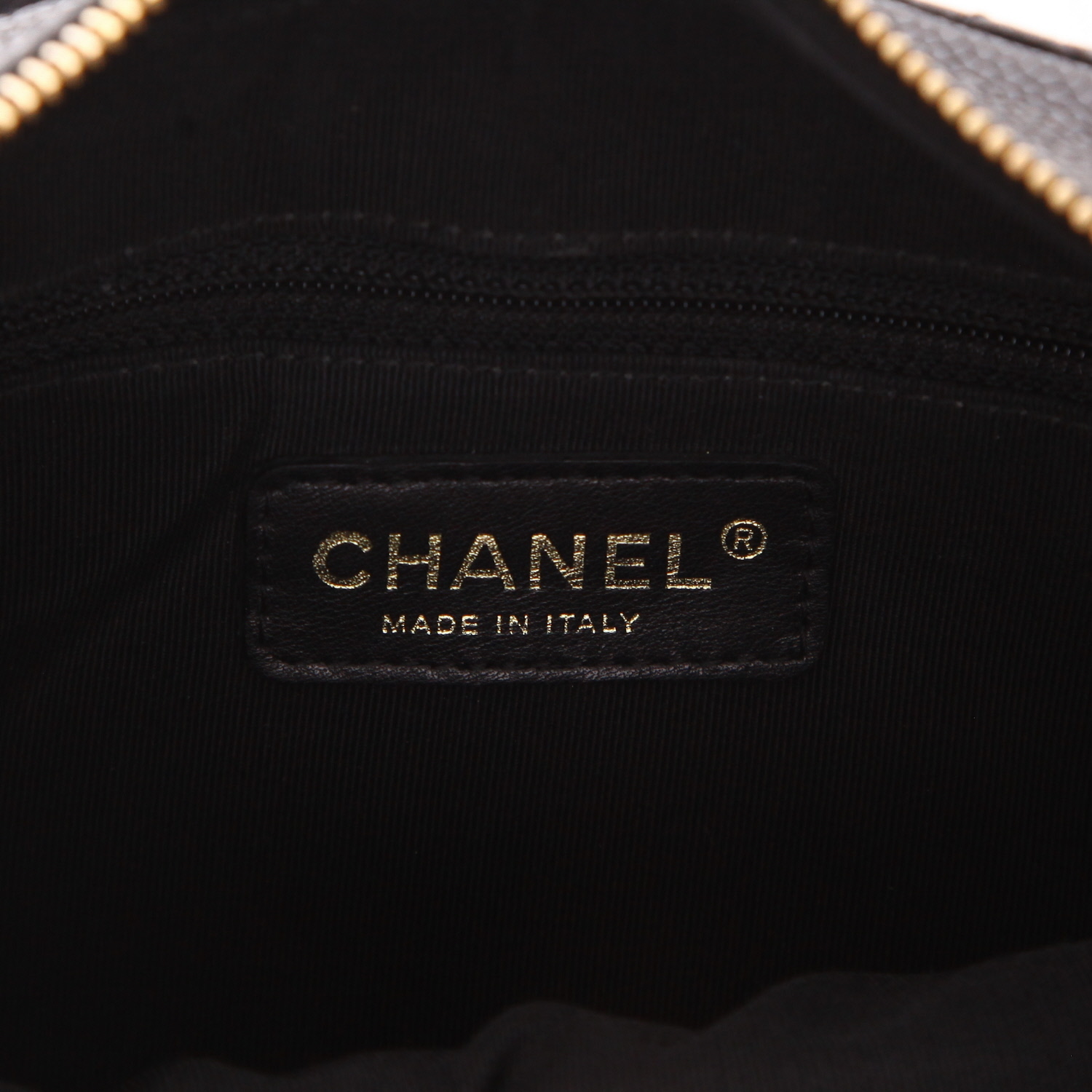 Chanel   handbag  in black quilted grained leather - Detail D2
