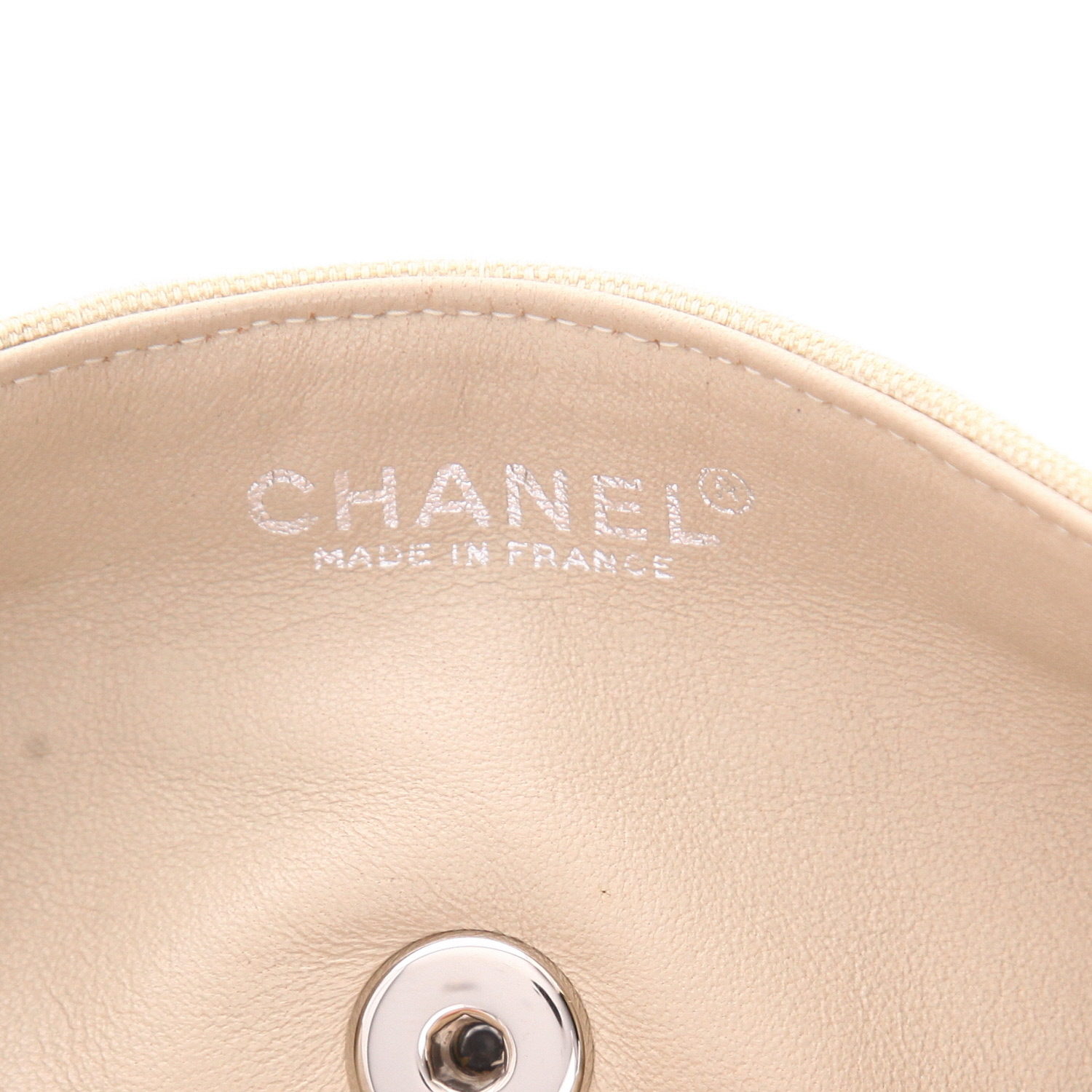 Bolso bandolera Chanel  Choco bar en lona acolchada beige y charol beige - Detail D2