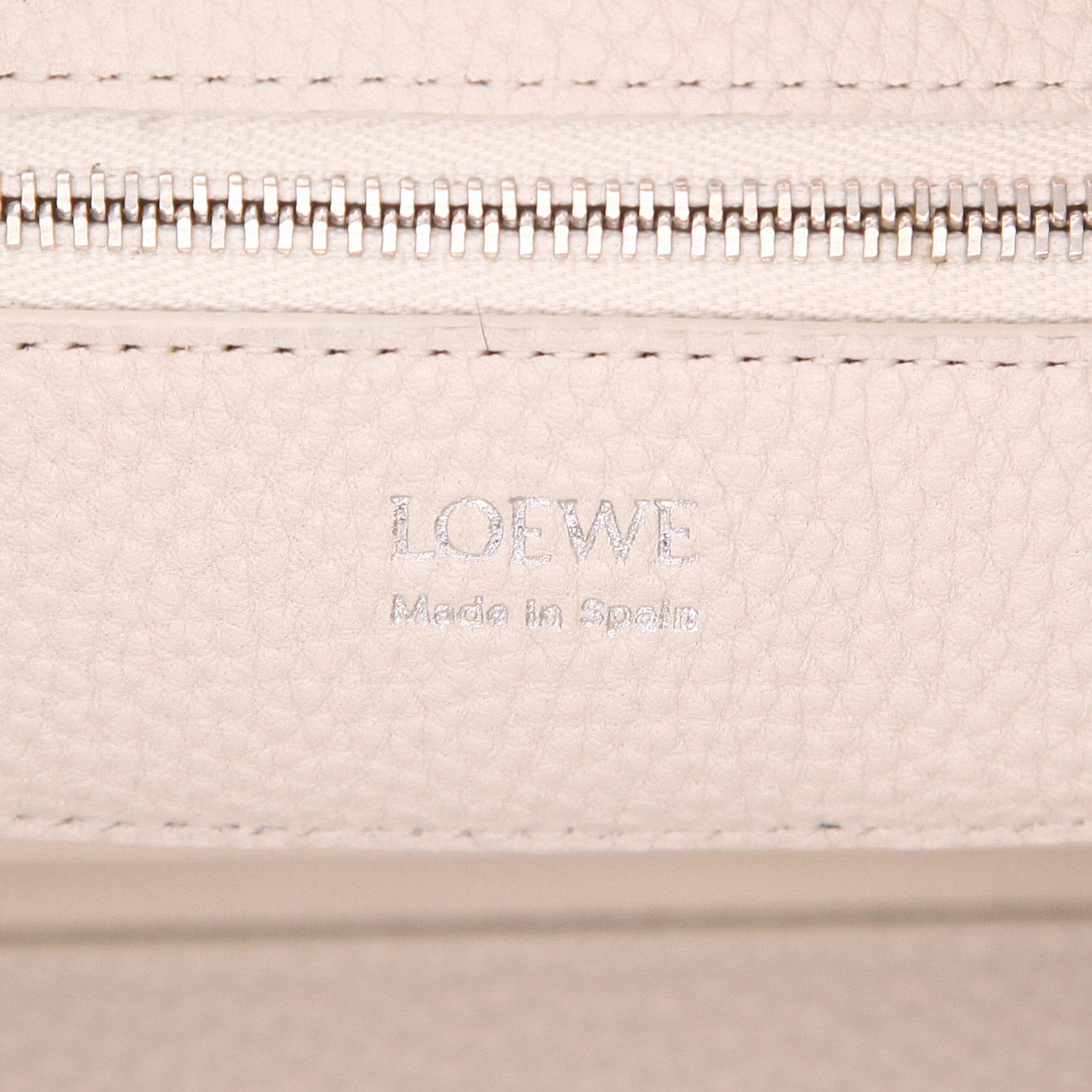 Borsa Loewe  Madrid modello piccolo  in pelle martellata bianca - Detail D2