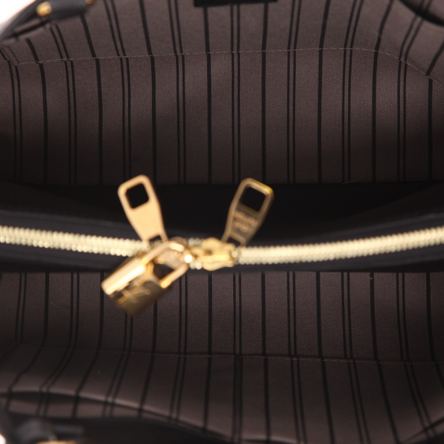 Louis Vuitton  Montaigne handbag  in black empreinte monogram leather - Detail D3