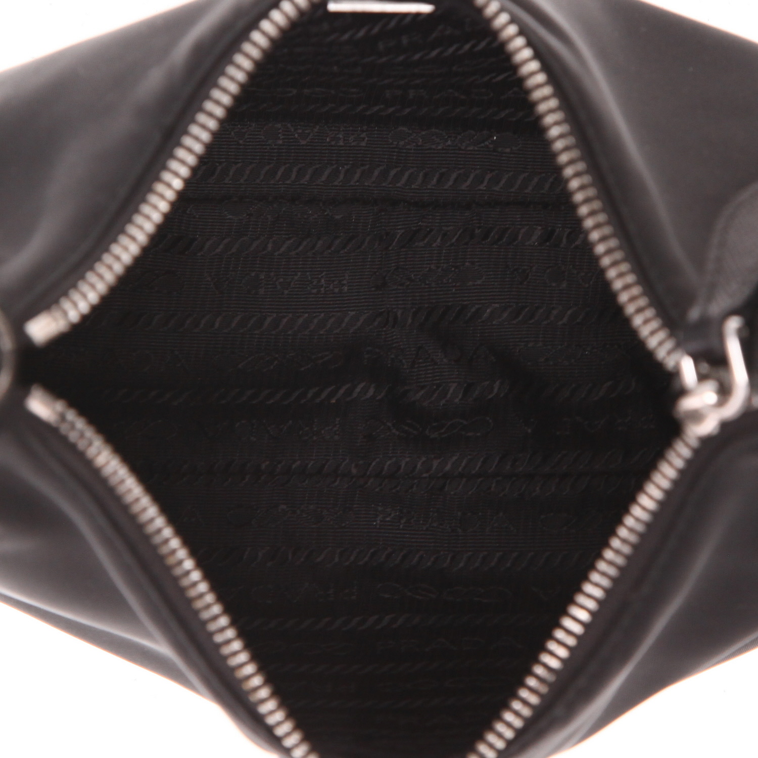 Sac bandoulière Prada  Re-Edition 2005 en toile et cuir noire - Detail D3