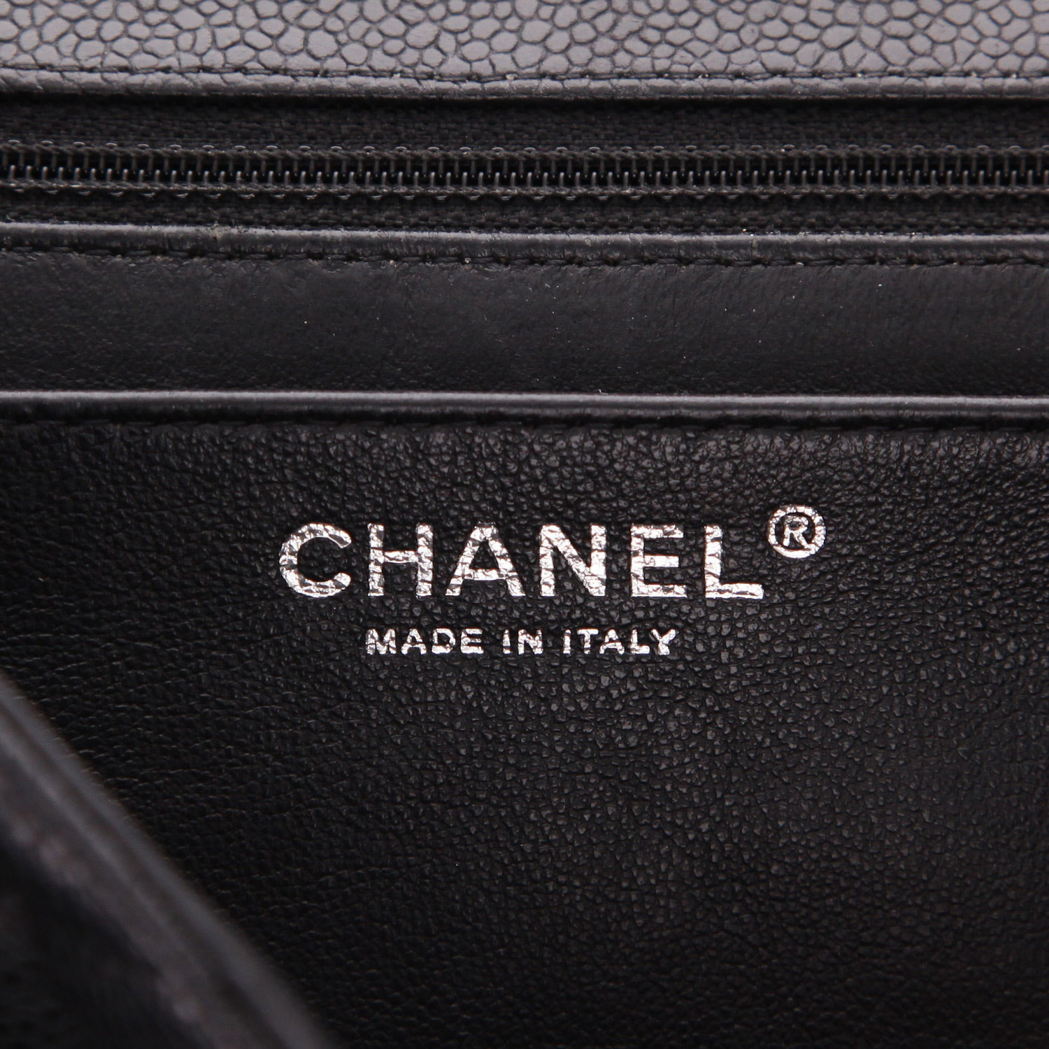 Chanel  Timeless Maxi Jumbo shoulder bag  in black quilted grained leather - Detail D2