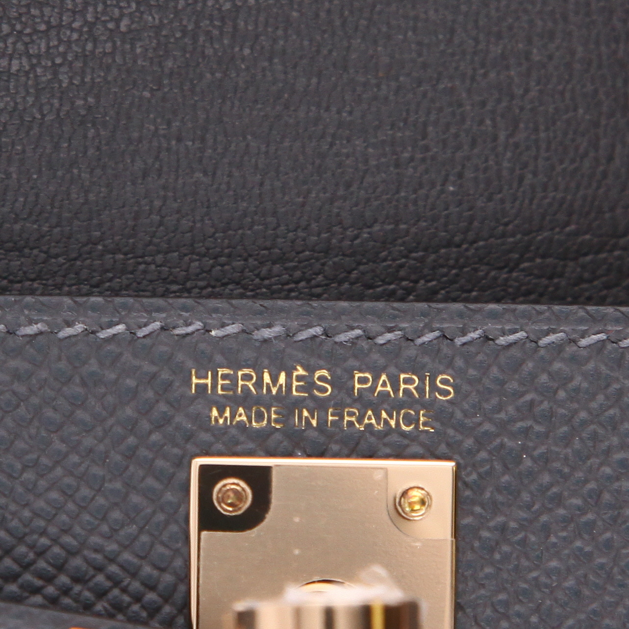 Bolso de mano Hermès  Kelly 20 cm Désordre en cuero epsom Gris Agathe - Detail D2