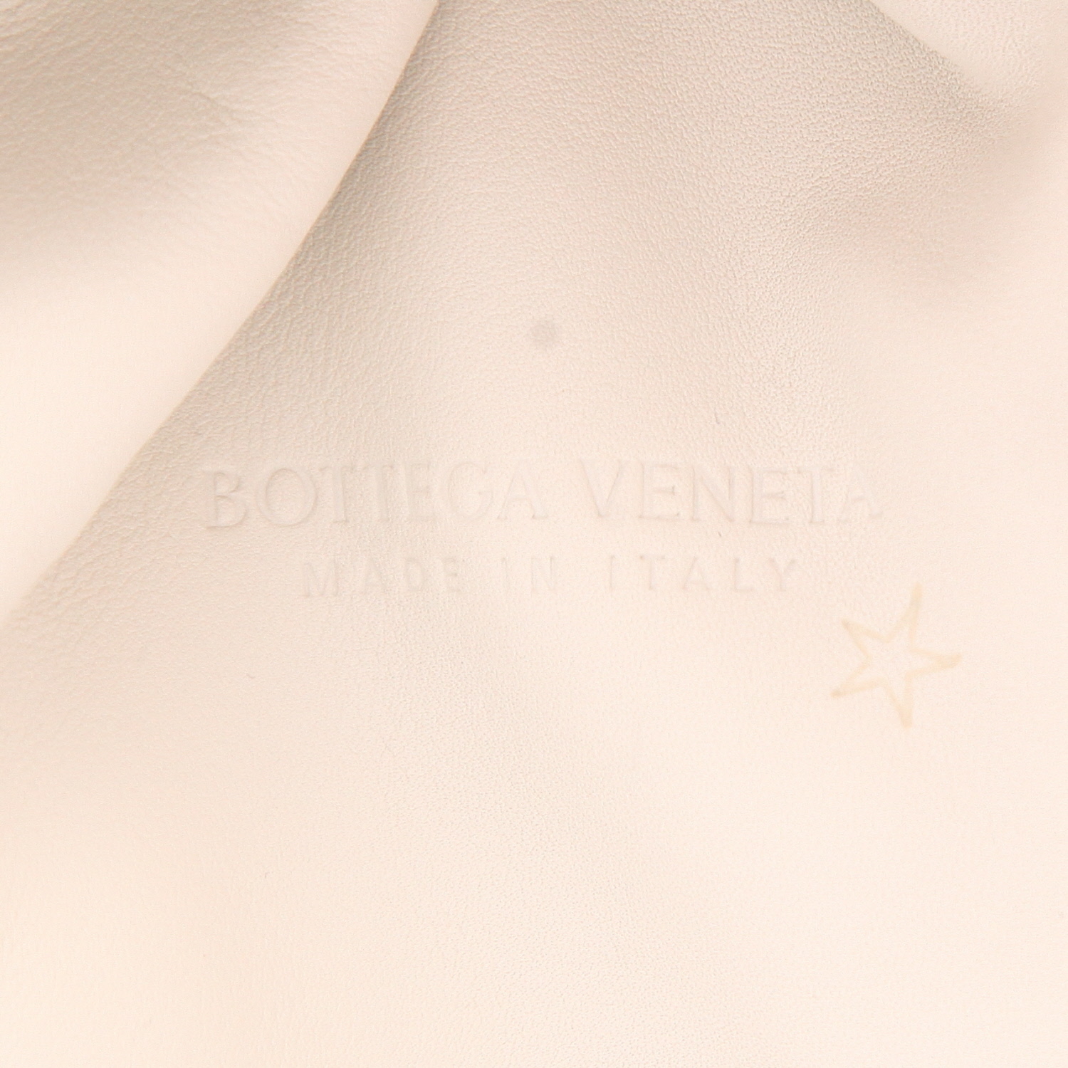 Bolsito de mano Bottega Veneta  Pouch en cuero blanco - Detail D2