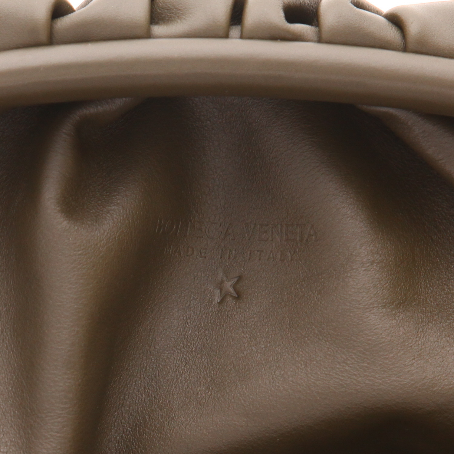 Bolsito de mano Bottega Veneta  Pouch en cuero caqui - Detail D2