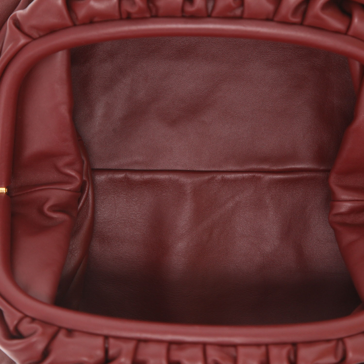 Bolsito de mano Bottega Veneta  Pouch en cuero color burdeos - Detail D3