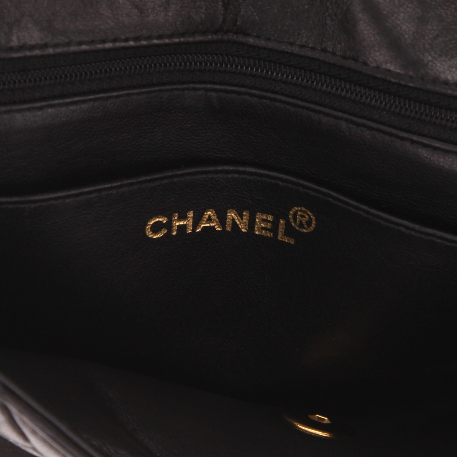 Chanel  Vintage shoulder bag  in black quilted leather - Detail D2