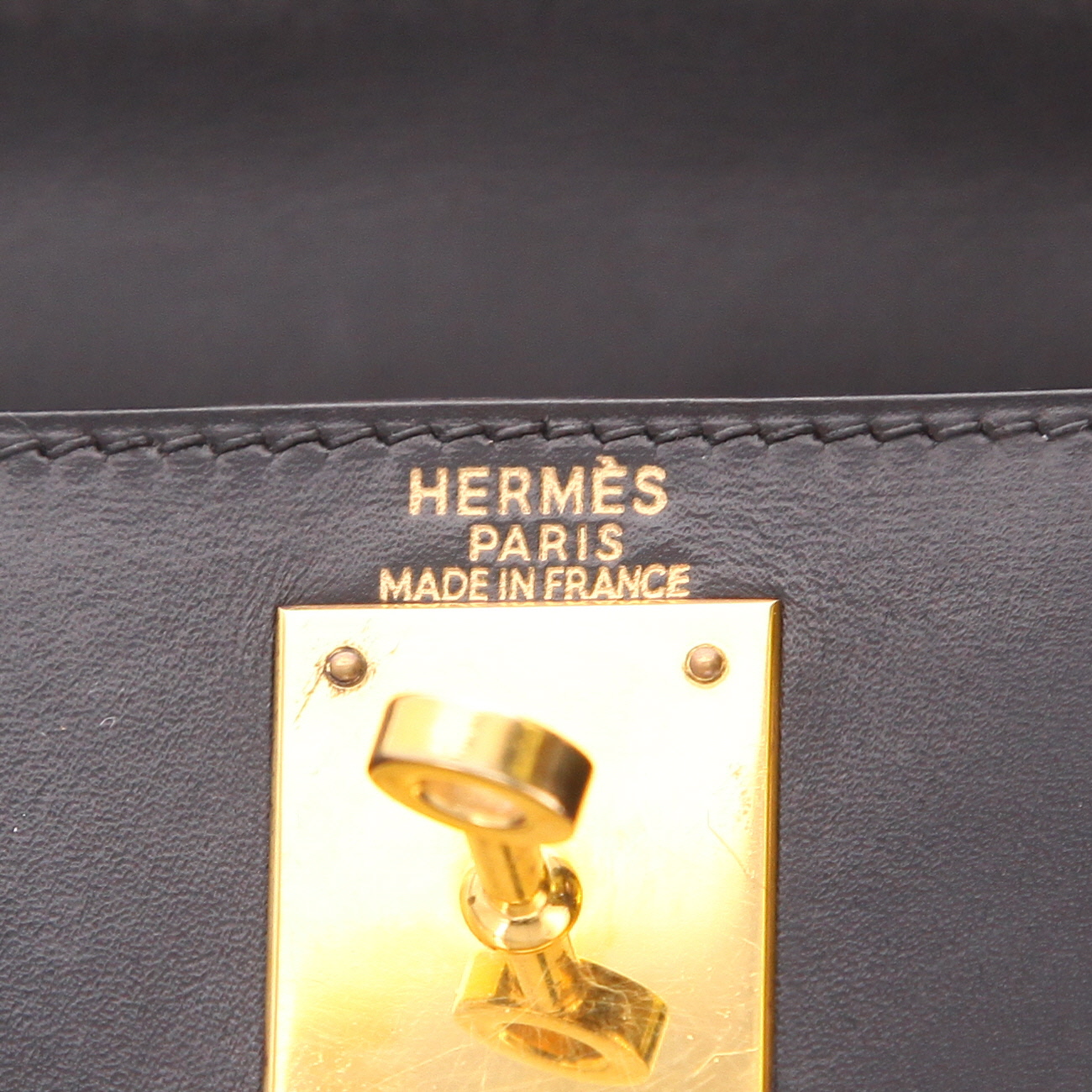 Hermès  Kelly 28 cm handbag  in black box leather - Detail D2