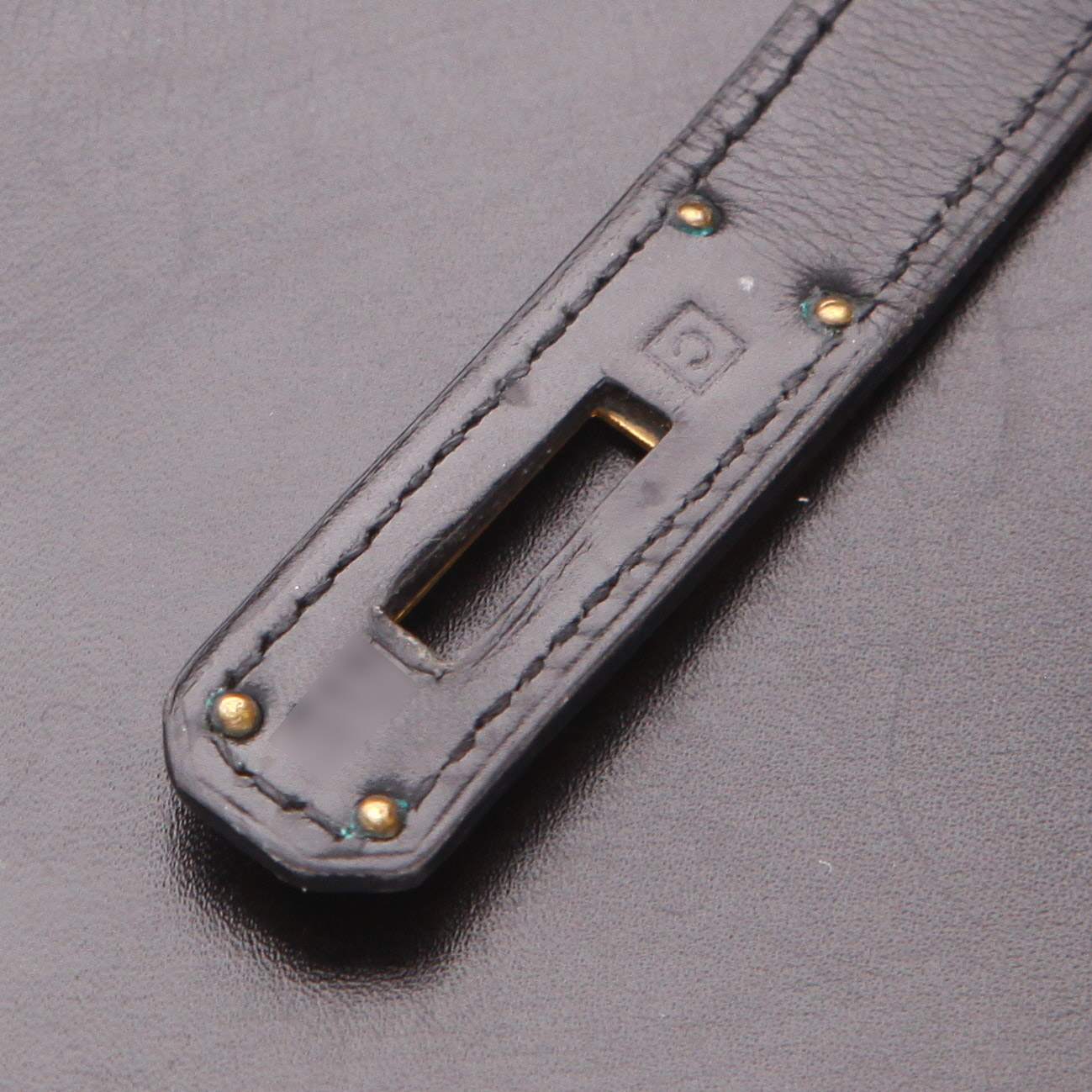 Bolso de mano Hermès  Kelly 28 cm en cuero box negro - Detail D4