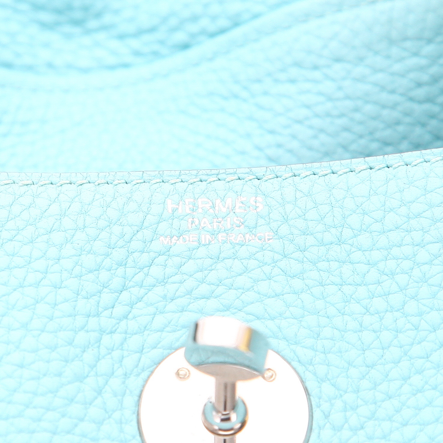 Bolso de mano Hermès  Lindy 30 cm en cuero togo azul - Detail D2