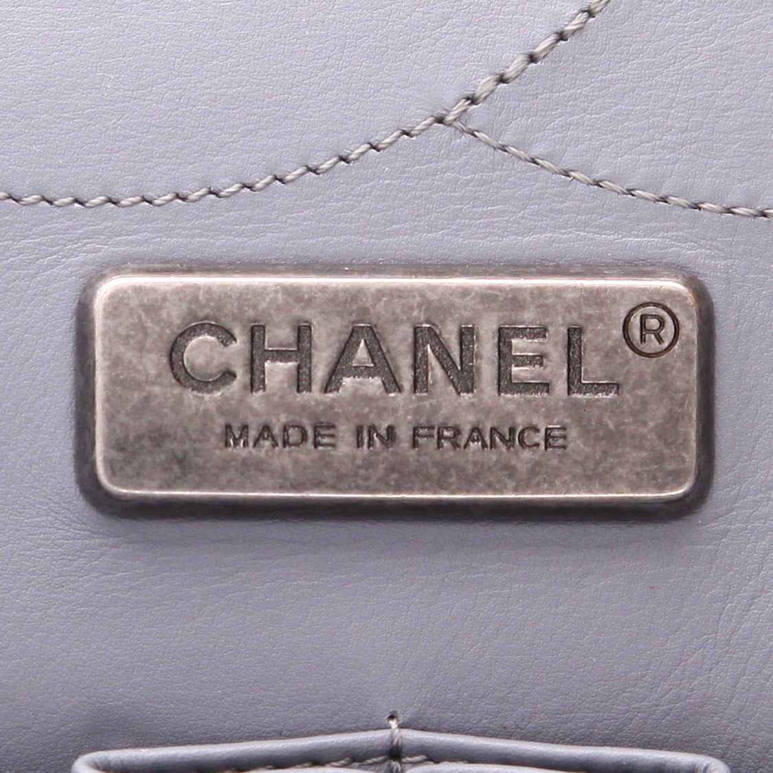 Bolso bandolera Chanel  2.55 modelo grande  en piel de pitón gris - Detail D2