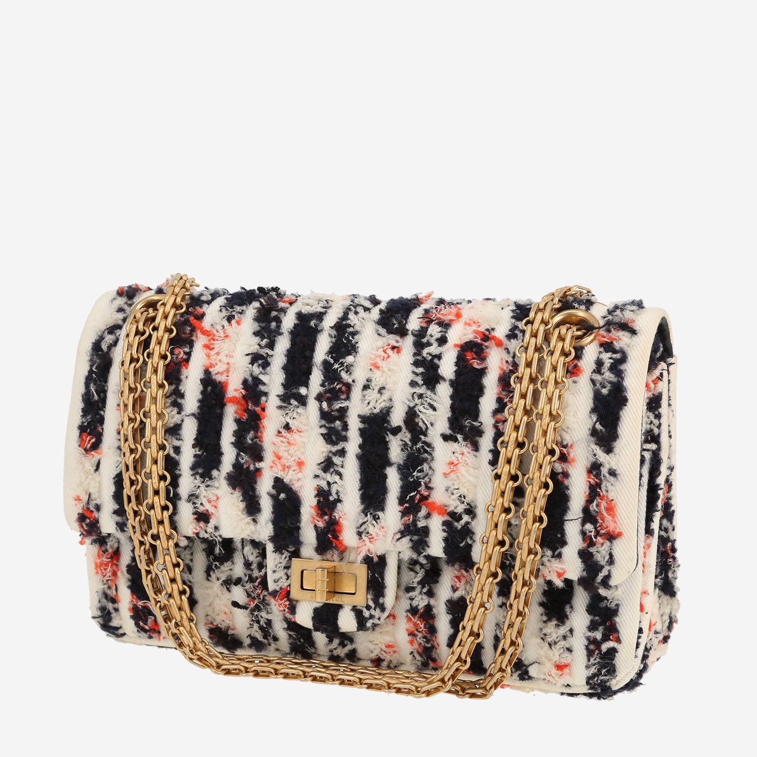 Sac bandoulière Chanel  2.55 moyen modèle  en tweed blanc noir et multicolore