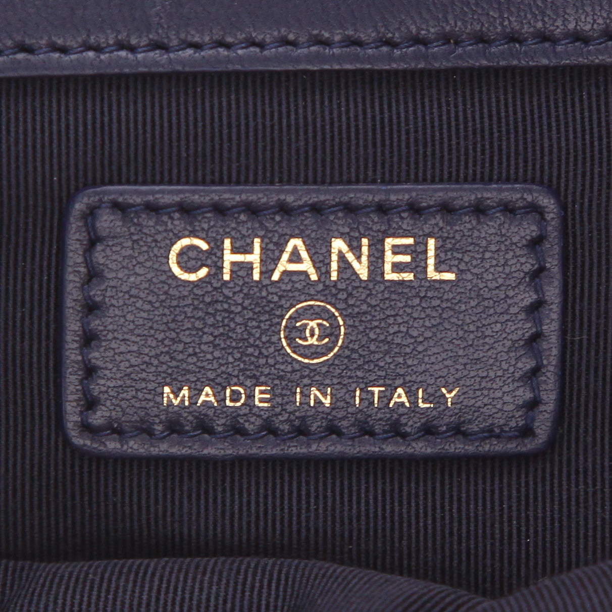 Chanel  Pochette pouch  in blue quilted grained leather - Detail D2