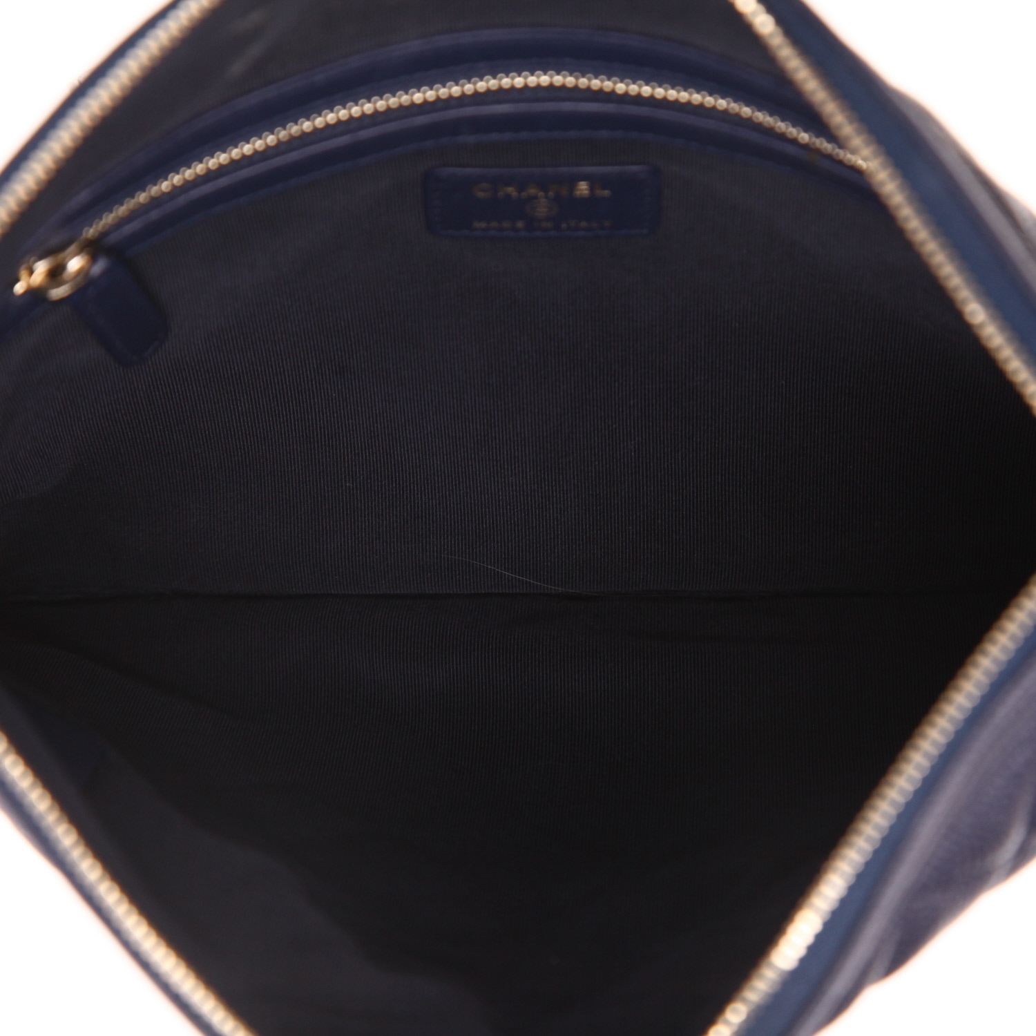 Bolsito de mano Chanel  Pochette en cuero granulado acolchado azul - Detail D3