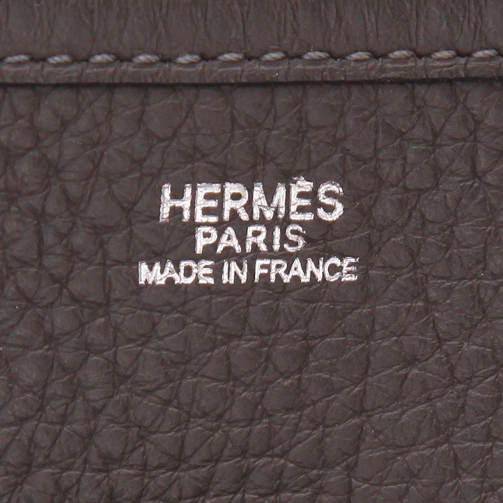 Bolso bandolera Hermès  Evelyne en cuero taurillon clémence gris Graphite - Detail D2