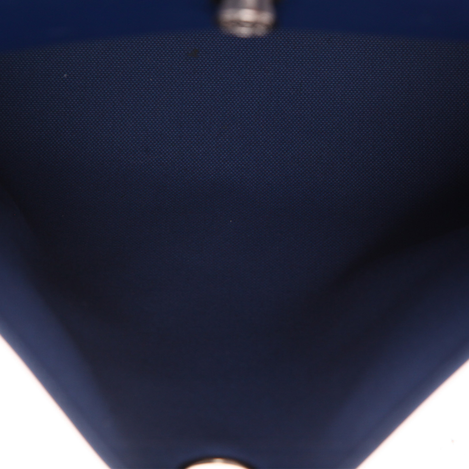 Bolso para llevar al hombro o en la mano Hermès  Herbag en lona azul y cuero azul - Detail D3