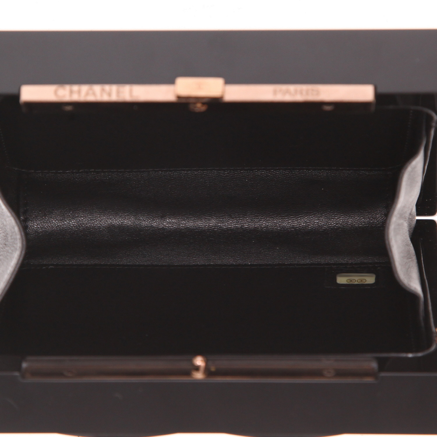Minaudière Chanel   en plexiglas noir et doré - Detail D3