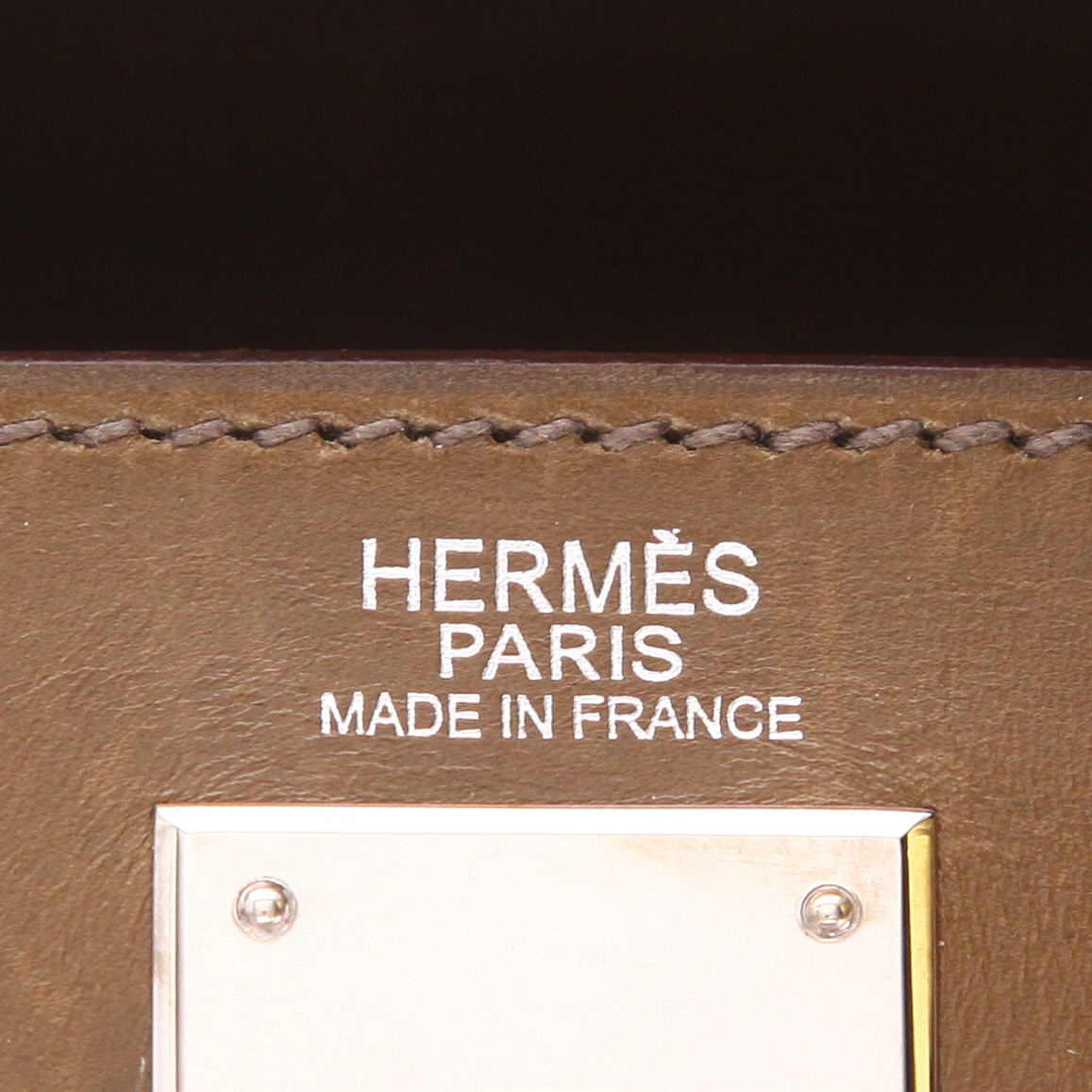 Bolso de mano Hermès  Kelly 32 cm en cuero box verde aceituna - Detail D2