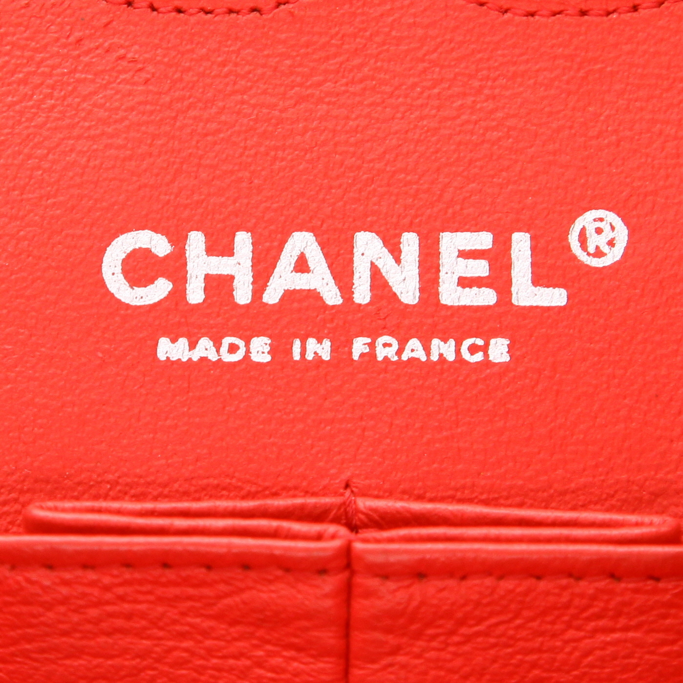 Chanel  Timeless Classic handbag  in red perforated quilted leather - Detail D2